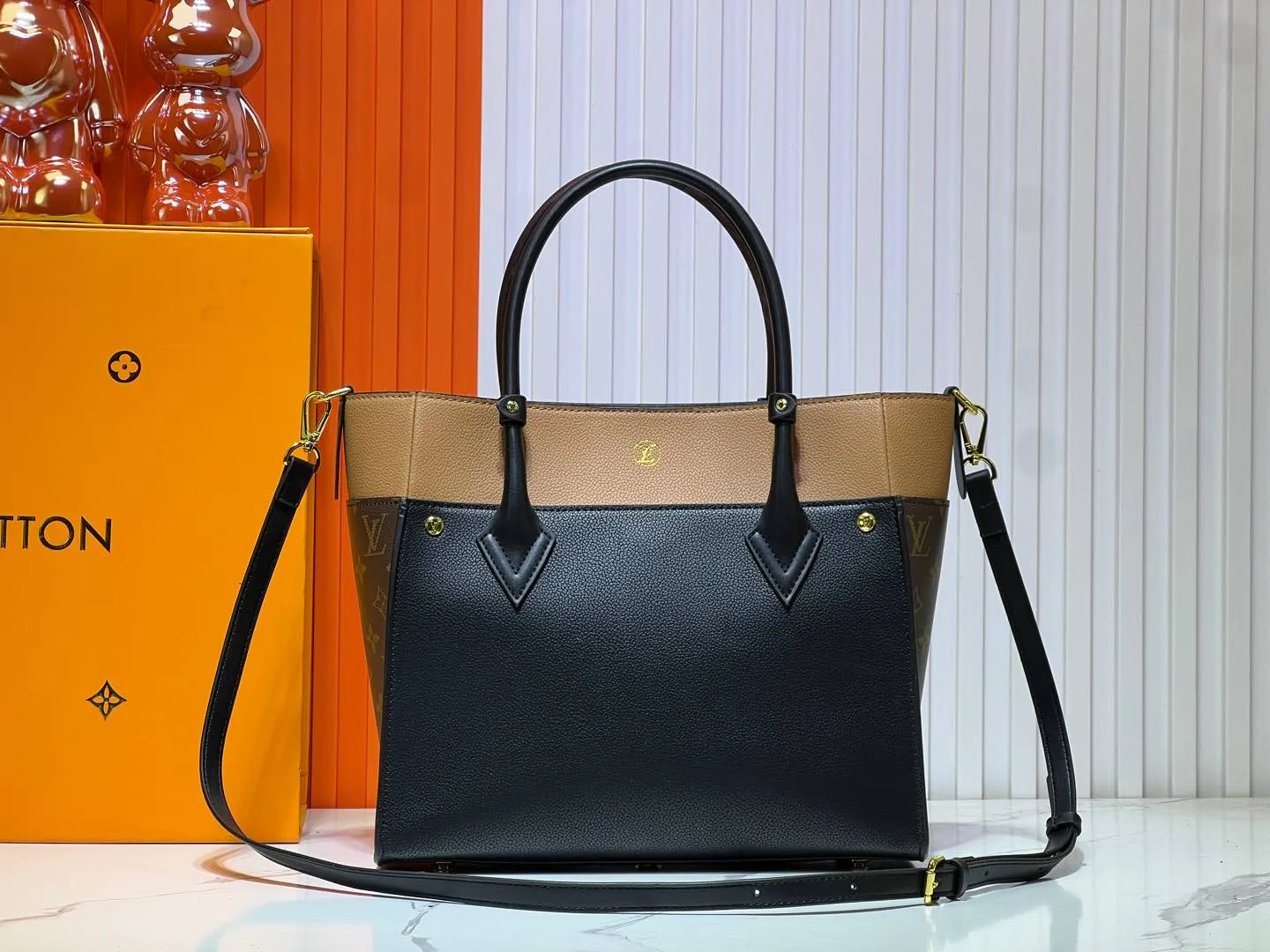 Batch 340💰Upgraded original version [M53826 black embroidery M53825 apricot embroidery M53824 MM53823 presbyopia with black]🔥On My Side handbag shows the elegant fusion of calfskin and classic Monogram canvas. Contrasting canvas shapes the large outer pocket, creating a trompe l'oeil effect as if two handbags merge into one. Plenty of space can easily accommodate office needs, and the adjustable shoulder strap allows for a cross-body style. Dimensions: 30.5 x 24.5 x 14 cm (Length x Height x Width) - Calfskin and Monogram coated canvas - Cowhide leather trim - Microfiber lining - 2 top handles for hand or elbow carry - Adjustable shoulder strap for shoulder or cross-body wear - Lock closure - 2 outer pockets with magnetic closure - Zip pocket - 1 patch pocket