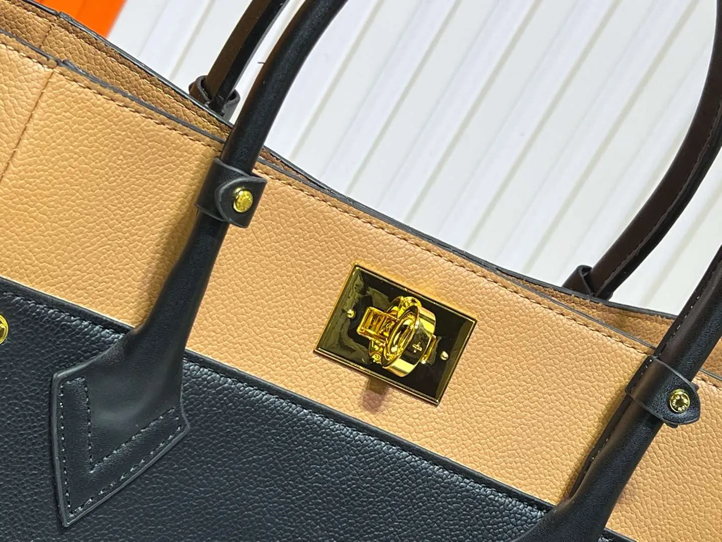Batch 340💰Upgraded original version [M53826 black embroidery M53825 apricot embroidery M53824 MM53823 presbyopia with black]🔥On My Side handbag shows the elegant fusion of calfskin and classic Monogram canvas. Contrasting canvas shapes the large outer pocket, creating a trompe l'oeil effect as if two handbags merge into one. Plenty of space can easily accommodate office needs, and the adjustable shoulder strap allows for a cross-body style. Dimensions: 30.5 x 24.5 x 14 cm (Length x Height x Width) - Calfskin and Monogram coated canvas - Cowhide leather trim - Microfiber lining - 2 top handles for hand or elbow carry - Adjustable shoulder strap for shoulder or cross-body wear - Lock closure - 2 outer pockets with magnetic closure - Zip pocket - 1 patch pocket
