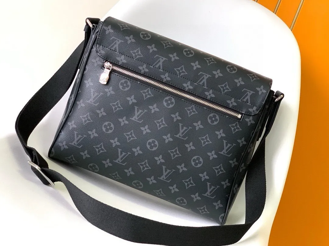 💰800 The large capacity and multi-pocket design of the top original District medium handbag allows it to hold A4 size documents, iPads and other items, making it an ideal choice for urban men. The gorgeous Damier Ebène canvas completes the look. Adjustable shoulder strap - Front compartment - Back zipper compartment - 4 flat interior pockets with two pen slots - iPad interior pocket - Cotton canvas lining! ! Model: M44001; Size: 31x27x8CM