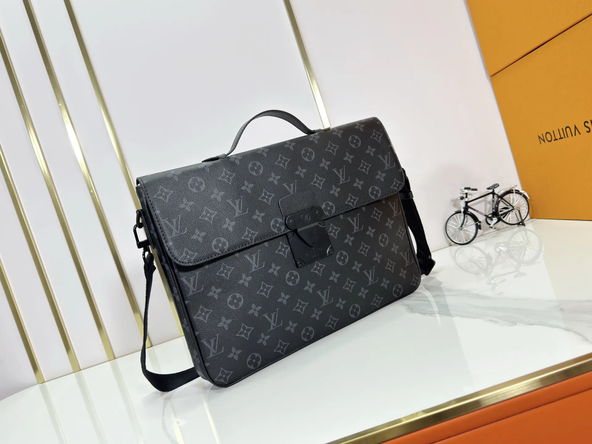 P260 upgraded original [M20835 embossed. black flower. presbyopia] S-Lock briefcase is made of Taurillon Monogram cow leather with a restrained configuration, providing a safe choice for contemporary business people based on traditional design. The magnetic clasp is derived from Louis Vuitton's classic trunk lock and comes with an adjustable shoulder strap. Dimensions: 39 x 30 x 8cm