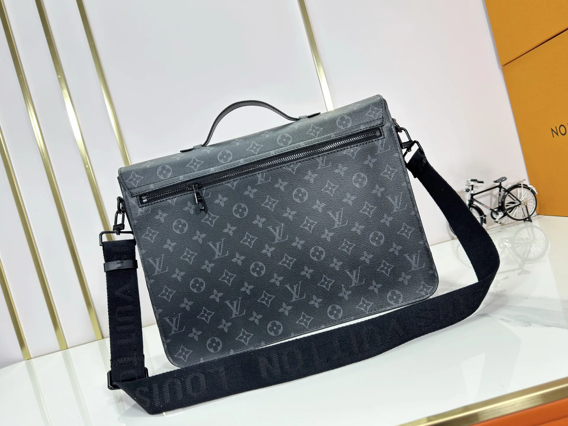 P260 upgraded original [M20835 embossed. black flower. presbyopia] S-Lock briefcase is made of Taurillon Monogram cow leather with a restrained configuration, providing a safe choice for contemporary business people based on traditional design. The magnetic clasp is derived from Louis Vuitton's classic trunk lock and comes with an adjustable shoulder strap. Dimensions: 39 x 30 x 8cm