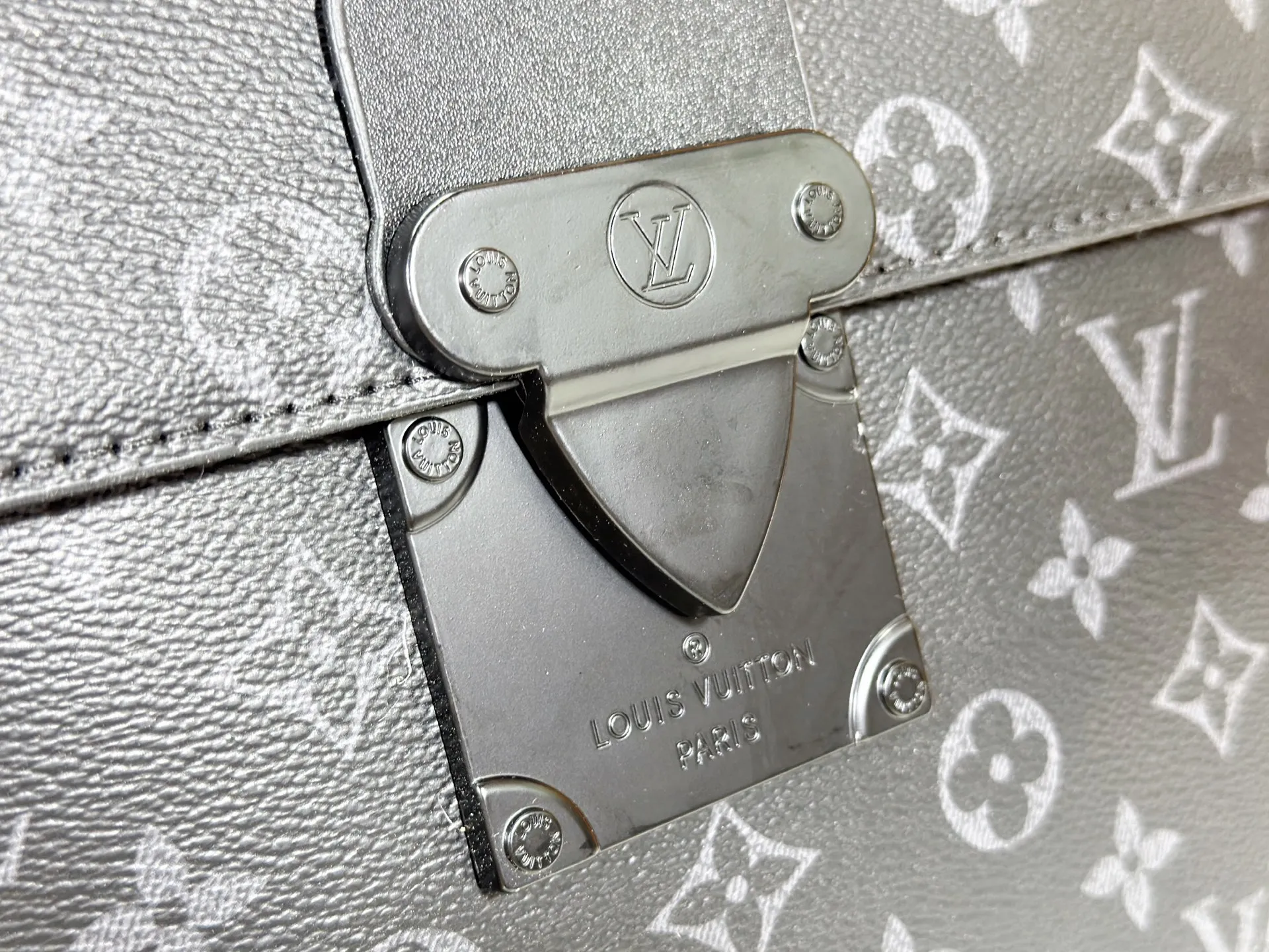 P260 upgraded original [M20835 embossed. black flower. presbyopia] S-Lock briefcase is made of Taurillon Monogram cow leather with a restrained configuration, providing a safe choice for contemporary business people based on traditional design. The magnetic clasp is derived from Louis Vuitton's classic trunk lock and comes with an adjustable shoulder strap. Dimensions: 39 x 30 x 8cm