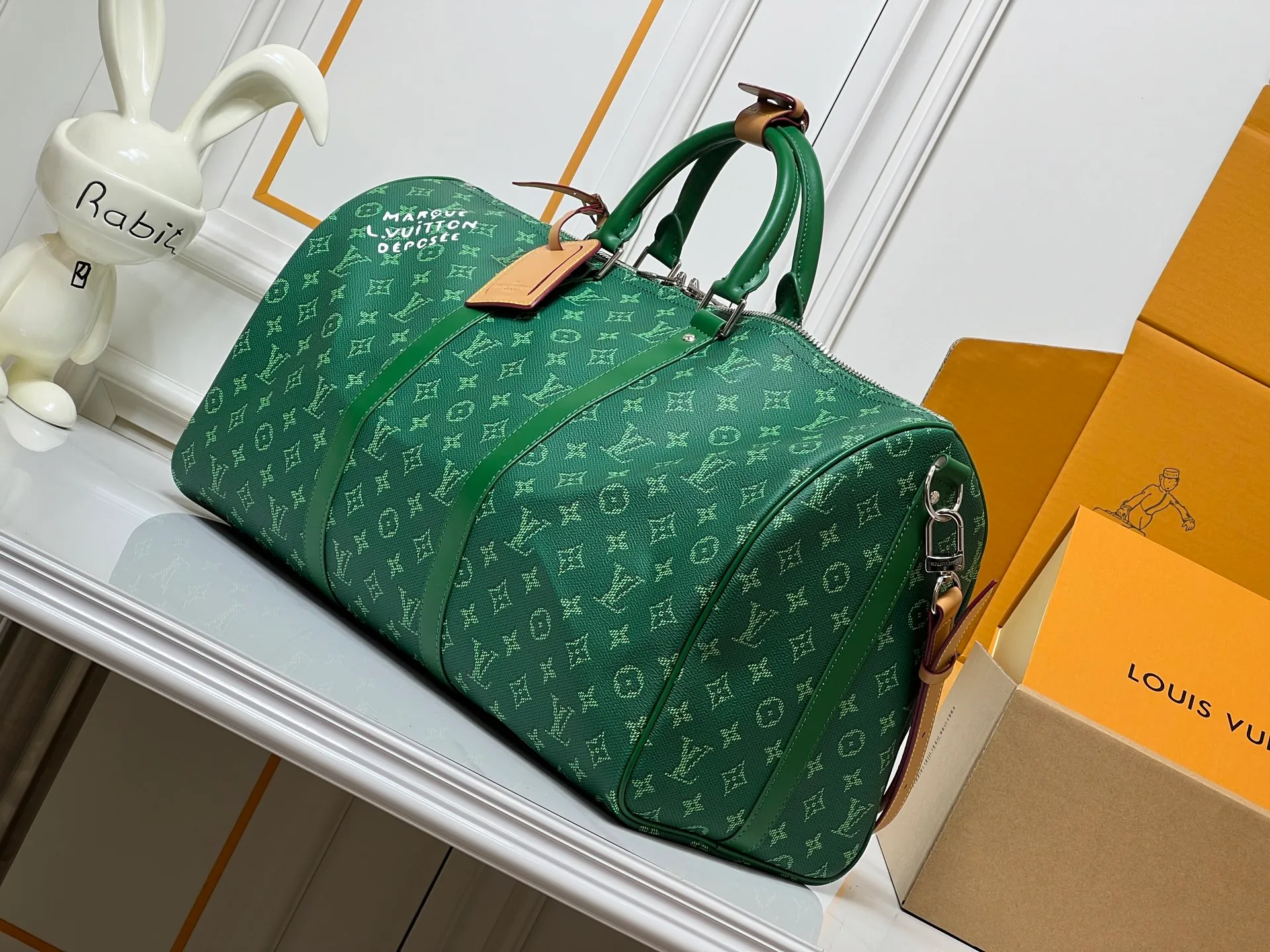 Batch 400💰M26868 Plum Red 45cm M26864 Blue 50cm M26865 Orange 50cm M26866 Green 50cm This Keepall Bandouliere50 travel bag is made of Monogram Heritage canvas dip-dyed in colorful colors, with cow leather trim, leather shoulder straps, removable leather nameplate and cotton lining. The Marque L.Vuitton Deposee logo pays tribute to Louis Vuitton’s long heritage. 29x23x50 cm (HxWxL) MonogramHeritage coated canvas Cow leather trim Fabric lining Metal hardware Carry-on baggage dimensions Double zipper closure Padlock Removable designer zipper Interior pocket Handles: Double handle