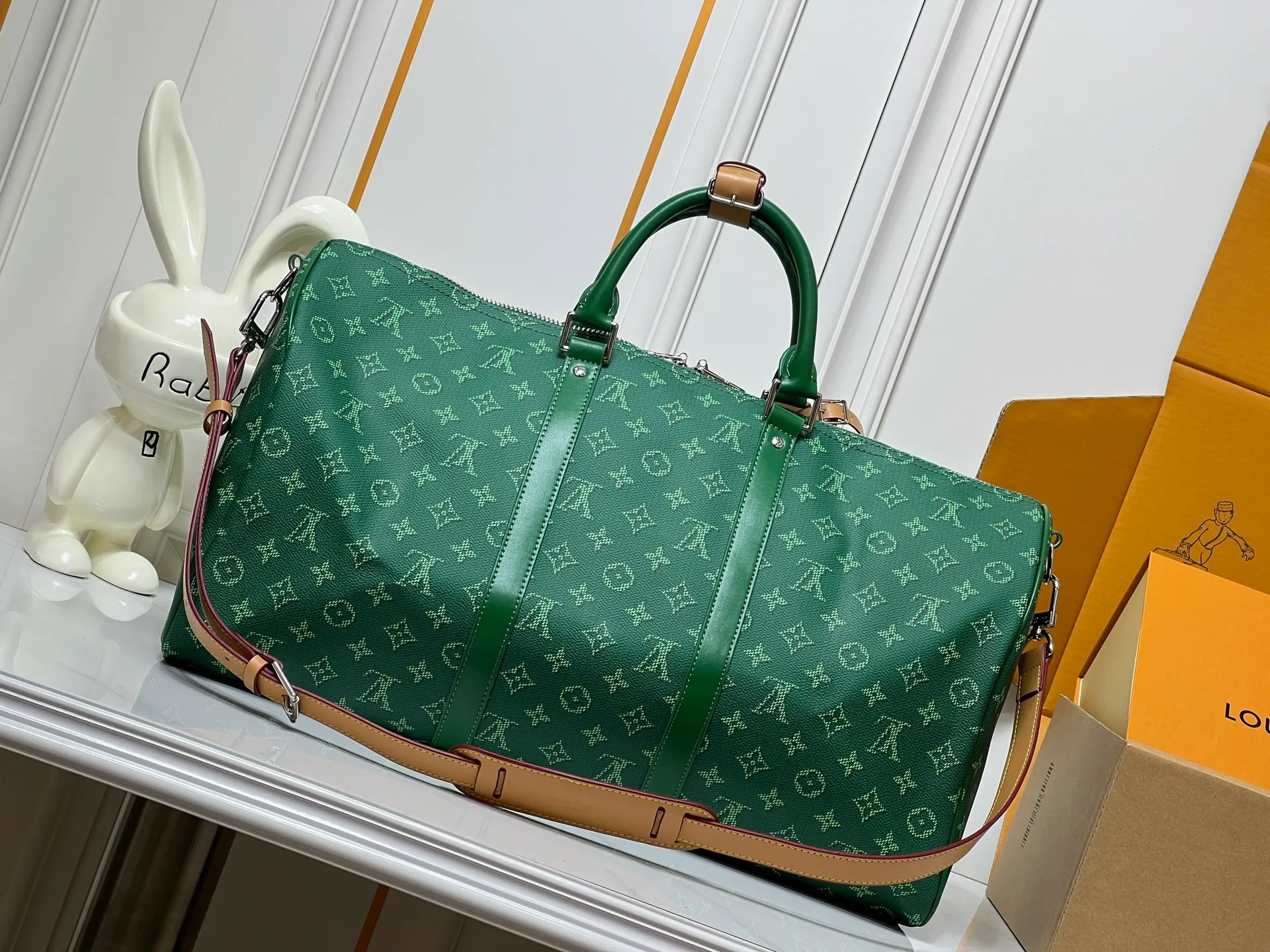 Batch 400💰M26868 Plum Red 45cm M26864 Blue 50cm M26865 Orange 50cm M26866 Green 50cm This Keepall Bandouliere50 travel bag is made of Monogram Heritage canvas dip-dyed in colorful colors, with cow leather trim, leather shoulder straps, removable leather nameplate and cotton lining. The Marque L.Vuitton Deposee logo pays tribute to Louis Vuitton’s long heritage. 29x23x50 cm (HxWxL) MonogramHeritage coated canvas Cow leather trim Fabric lining Metal hardware Carry-on baggage dimensions Double zipper closure Padlock Removable designer zipper Interior pocket Handles: Double handle