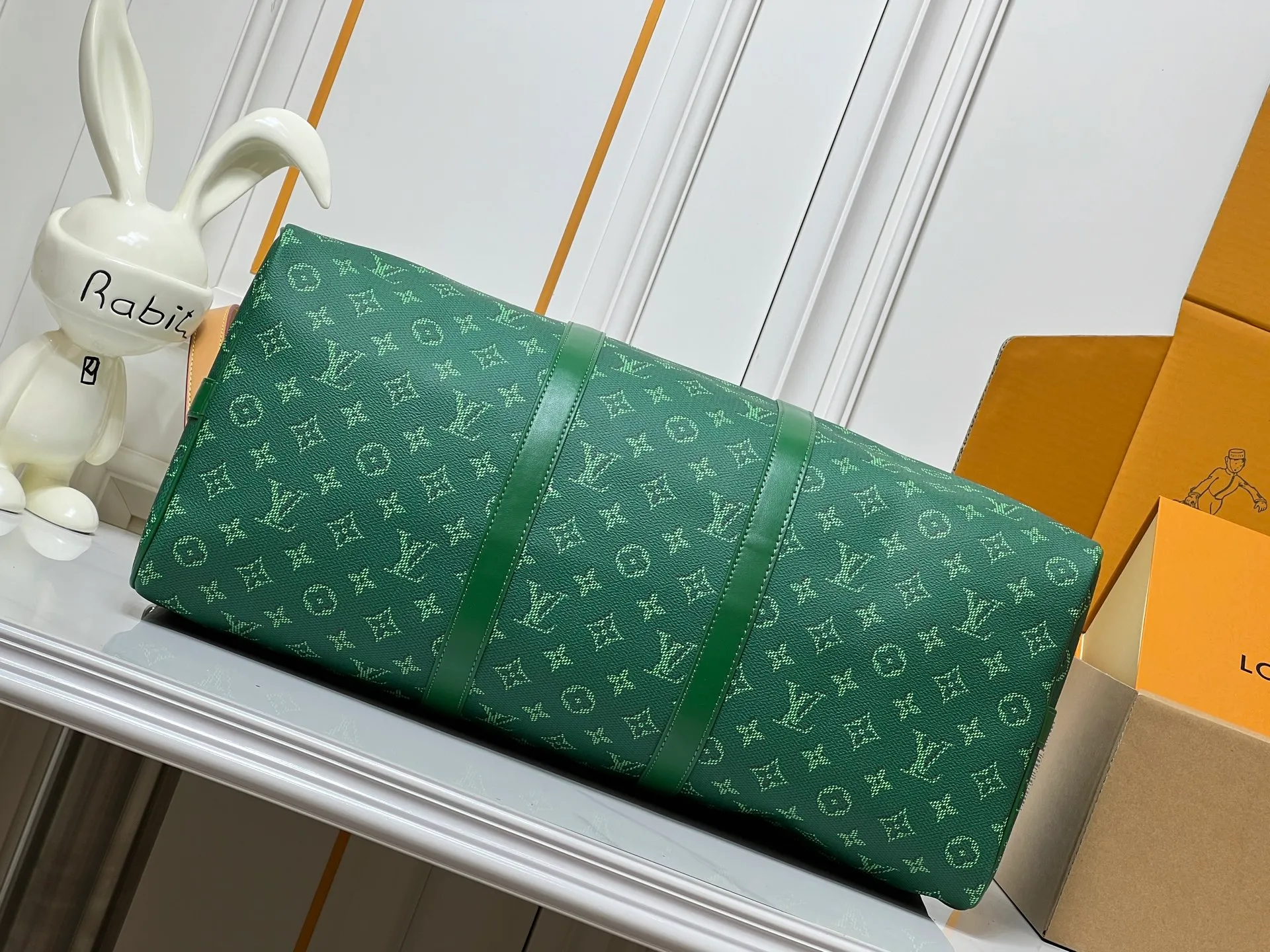 Batch 400💰M26868 Plum Red 45cm M26864 Blue 50cm M26865 Orange 50cm M26866 Green 50cm This Keepall Bandouliere50 travel bag is made of Monogram Heritage canvas dip-dyed in colorful colors, with cow leather trim, leather shoulder straps, removable leather nameplate and cotton lining. The Marque L.Vuitton Deposee logo pays tribute to Louis Vuitton’s long heritage. 29x23x50 cm (HxWxL) MonogramHeritage coated canvas Cow leather trim Fabric lining Metal hardware Carry-on baggage dimensions Double zipper closure Padlock Removable designer zipper Interior pocket Handles: Double handle