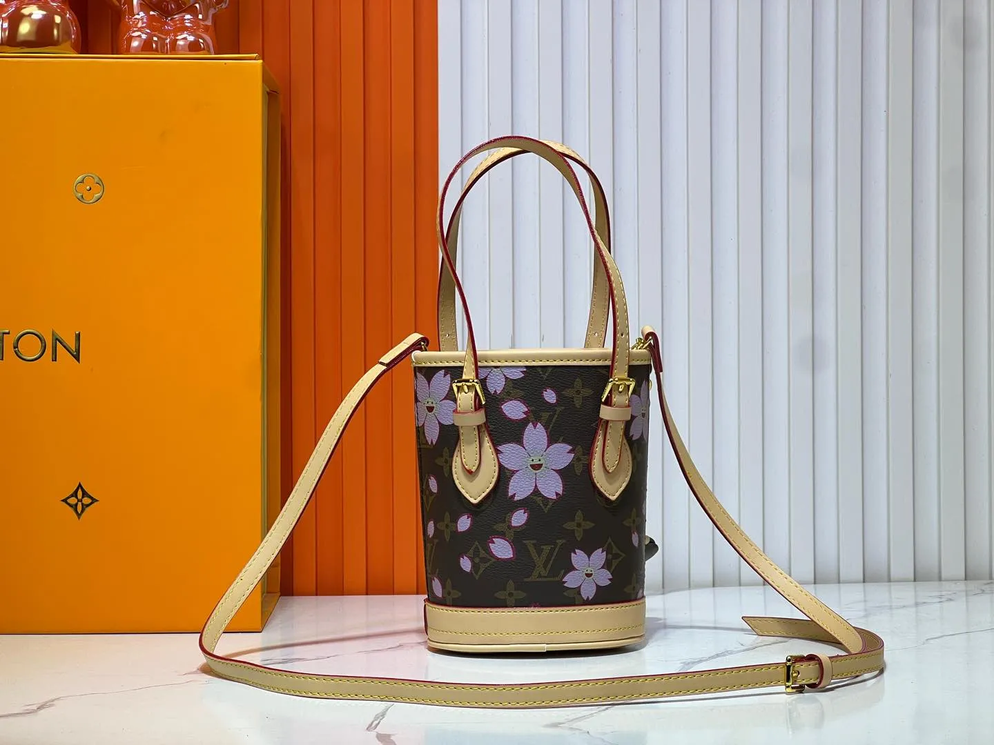 Batch 260💰M81489 Lv➰Takasamimura Sakura🌸Upgraded version🔥Nano Bucket handbag from the Match series, announcing the inspiration of the world-famous tennis tournament. Classic Monogram canvas shaped pocket bucket bag with adjustable handles and detachable and adjustable leather shoulder strap just like the stadium markings. The built-in chain bag can securely store valuables. Dimensions: 13 x 17 x 9 cm