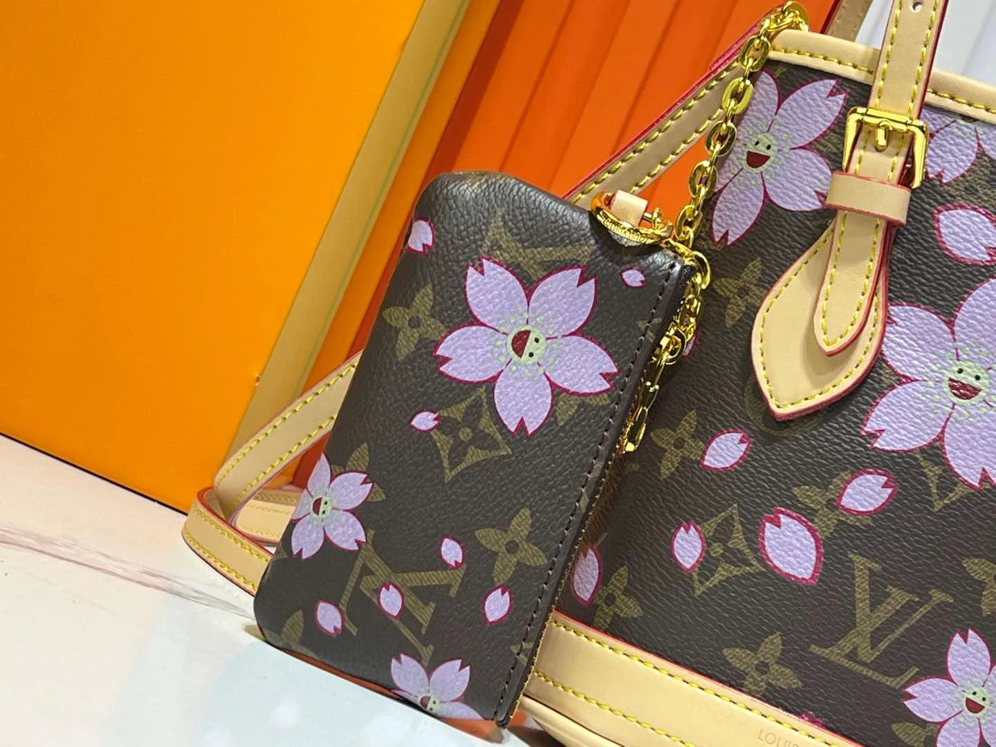 Batch 260💰M81489 Lv➰Takasamimura Sakura🌸Upgraded version🔥Nano Bucket handbag from the Match series, announcing the inspiration of the world-famous tennis tournament. Classic Monogram canvas shaped pocket bucket bag with adjustable handles and detachable and adjustable leather shoulder strap just like the stadium markings. The built-in chain bag can securely store valuables. Dimensions: 13 x 17 x 9 cm