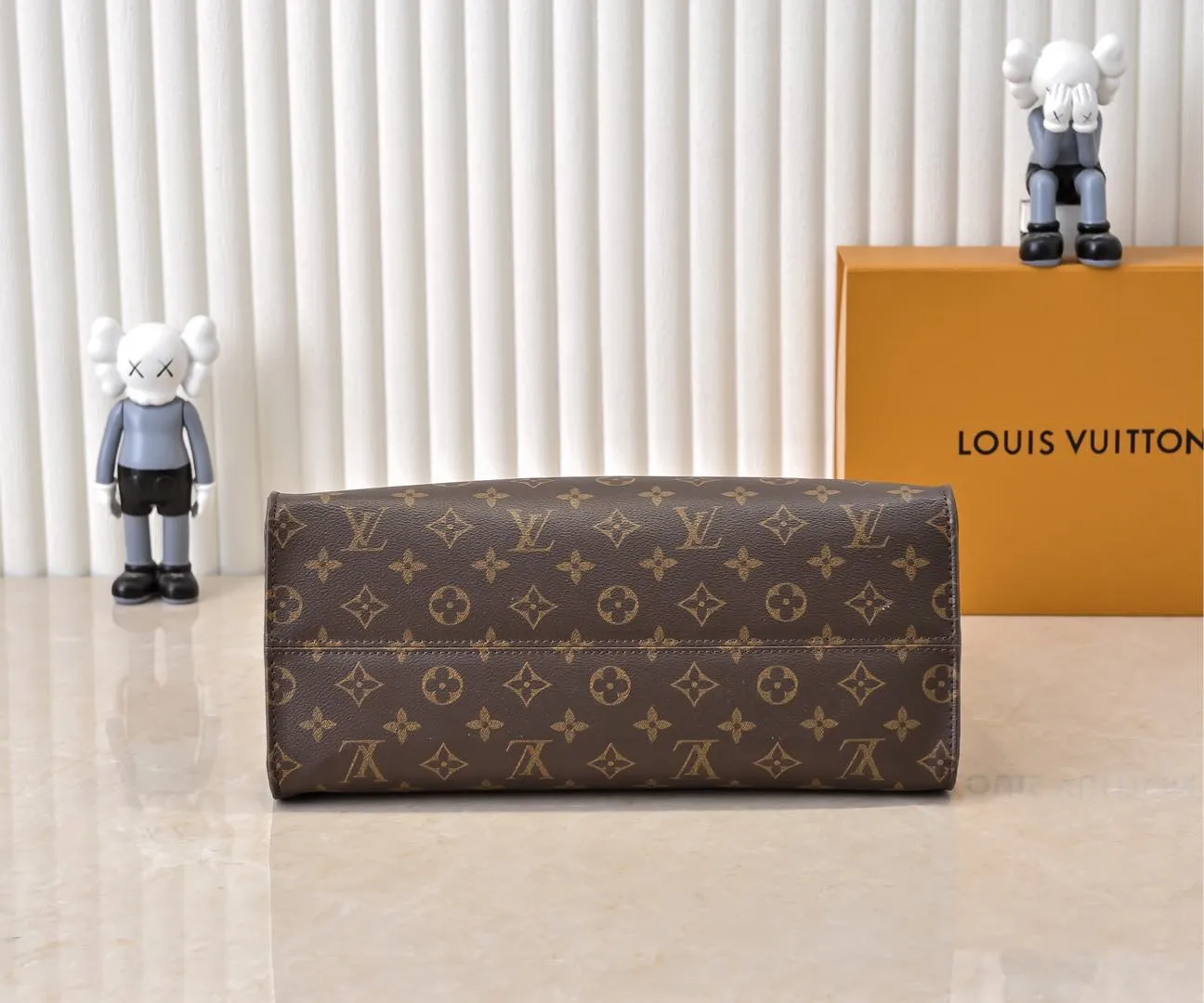 Batch 320💰M45039 M13668!🔥Lv&Takashi Murakami🐼Panda print OnTheGo new version The legendary ONTHEGO handbag: always able to meet your various needs for handbags. It has a large capacity but is not bulky. It is stiff and soft to the touch, making it suitable for home and travel. Tighten the side ties and it instantly transforms into a stylish urban handbag. Loosen the straps and it transforms into a chic and practical handbag. The slender leather handle can be carried over the shoulder or between the arms. The model shown here is made of Damier Azur canvas. Size: 35x27x14cm