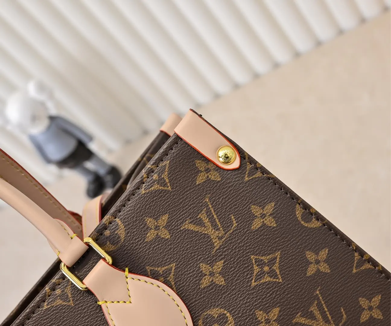 Batch 320💰M45039 M13668!🔥Lv&Takashi Murakami🐼Panda print OnTheGo new version The legendary ONTHEGO handbag: always able to meet your various needs for handbags. It has a large capacity but is not bulky. It is stiff and soft to the touch, making it suitable for home and travel. Tighten the side ties and it instantly transforms into a stylish urban handbag. Loosen the straps and it transforms into a chic and practical handbag. The slender leather handle can be carried over the shoulder or between the arms. The model shown here is made of Damier Azur canvas. Size: 35x27x14cm