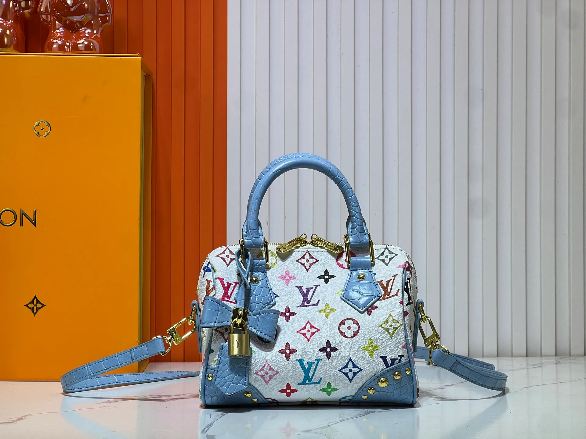 Batch 280💰Upgraded original crocodile pattern M13365 M58953 M46234 M46222 Speedy Bandoulière 20 handbag is made of soft coated canvas, and the full-length Monogram pattern is traced in colorful rainbow tones, highlighting the smart style of the Louis Vuitton x Murakami reissue series. The Toron handle and detachable shoulder strap are constructed of cow leather, the metal corners recall classic luggage elements, and the bow-shaped key bag and padlock add brand touches. Dimensions: 20.5 x 13.5 x 12.0 cm (length x height x width)