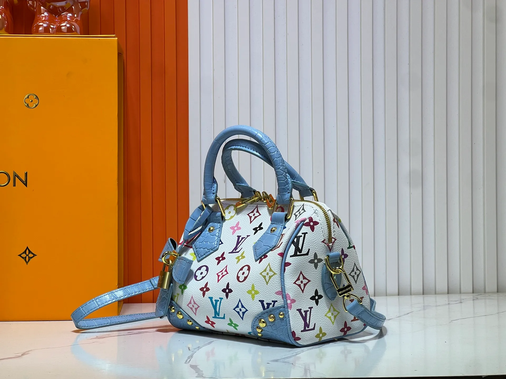 Batch 280💰Upgraded original crocodile pattern M13365 M58953 M46234 M46222 Speedy Bandoulière 20 handbag is made of soft coated canvas, and the full-length Monogram pattern is traced in colorful rainbow tones, highlighting the smart style of the Louis Vuitton x Murakami reissue series. The Toron handle and detachable shoulder strap are constructed of cow leather, the metal corners recall classic luggage elements, and the bow-shaped key bag and padlock add brand touches. Dimensions: 20.5 x 13.5 x 12.0 cm (length x height x width)