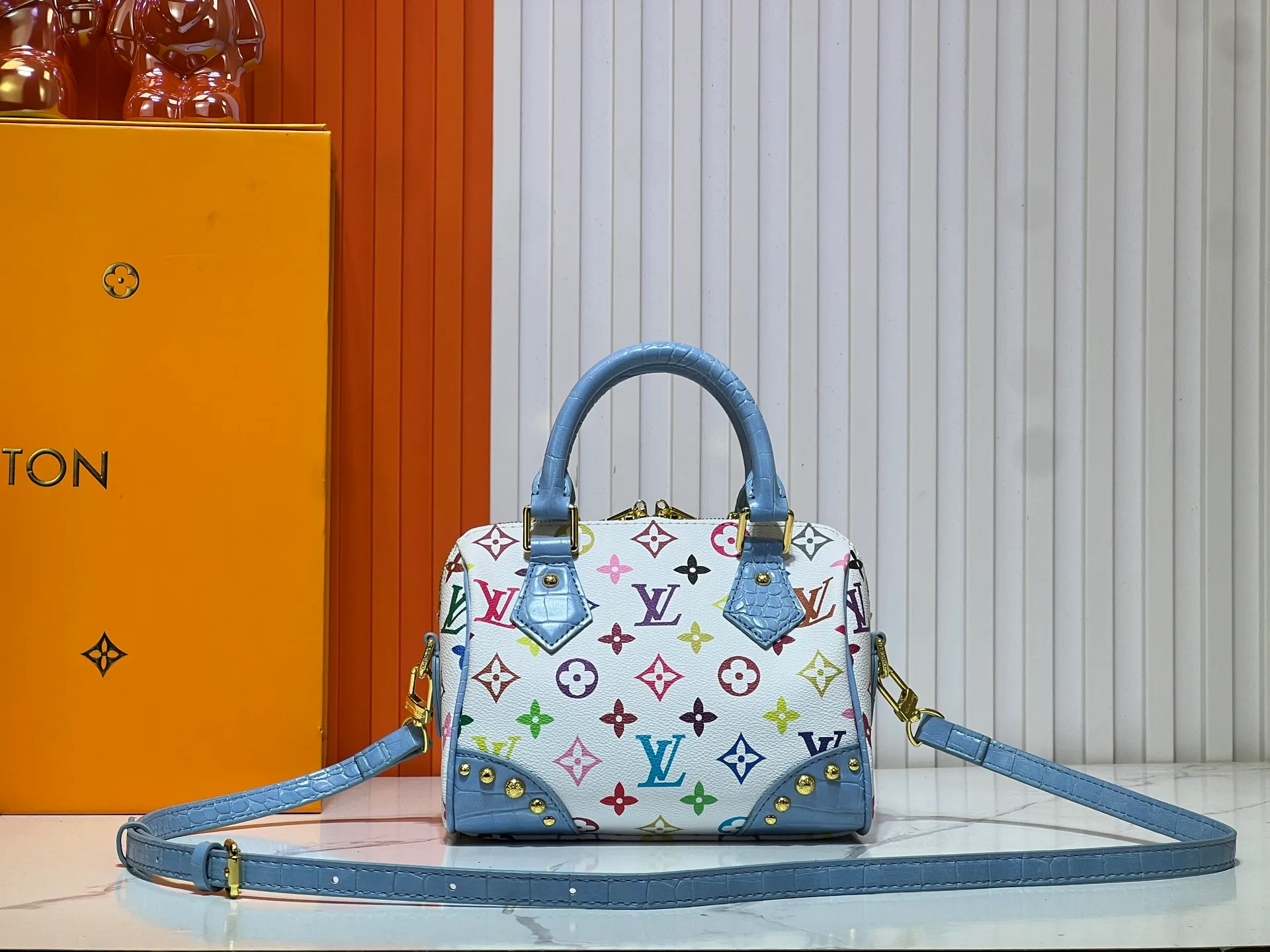 Batch 280💰Upgraded original crocodile pattern M13365 M58953 M46234 M46222 Speedy Bandoulière 20 handbag is made of soft coated canvas, and the full-length Monogram pattern is traced in colorful rainbow tones, highlighting the smart style of the Louis Vuitton x Murakami reissue series. The Toron handle and detachable shoulder strap are constructed of cow leather, the metal corners recall classic luggage elements, and the bow-shaped key bag and padlock add brand touches. Dimensions: 20.5 x 13.5 x 12.0 cm (length x height x width)