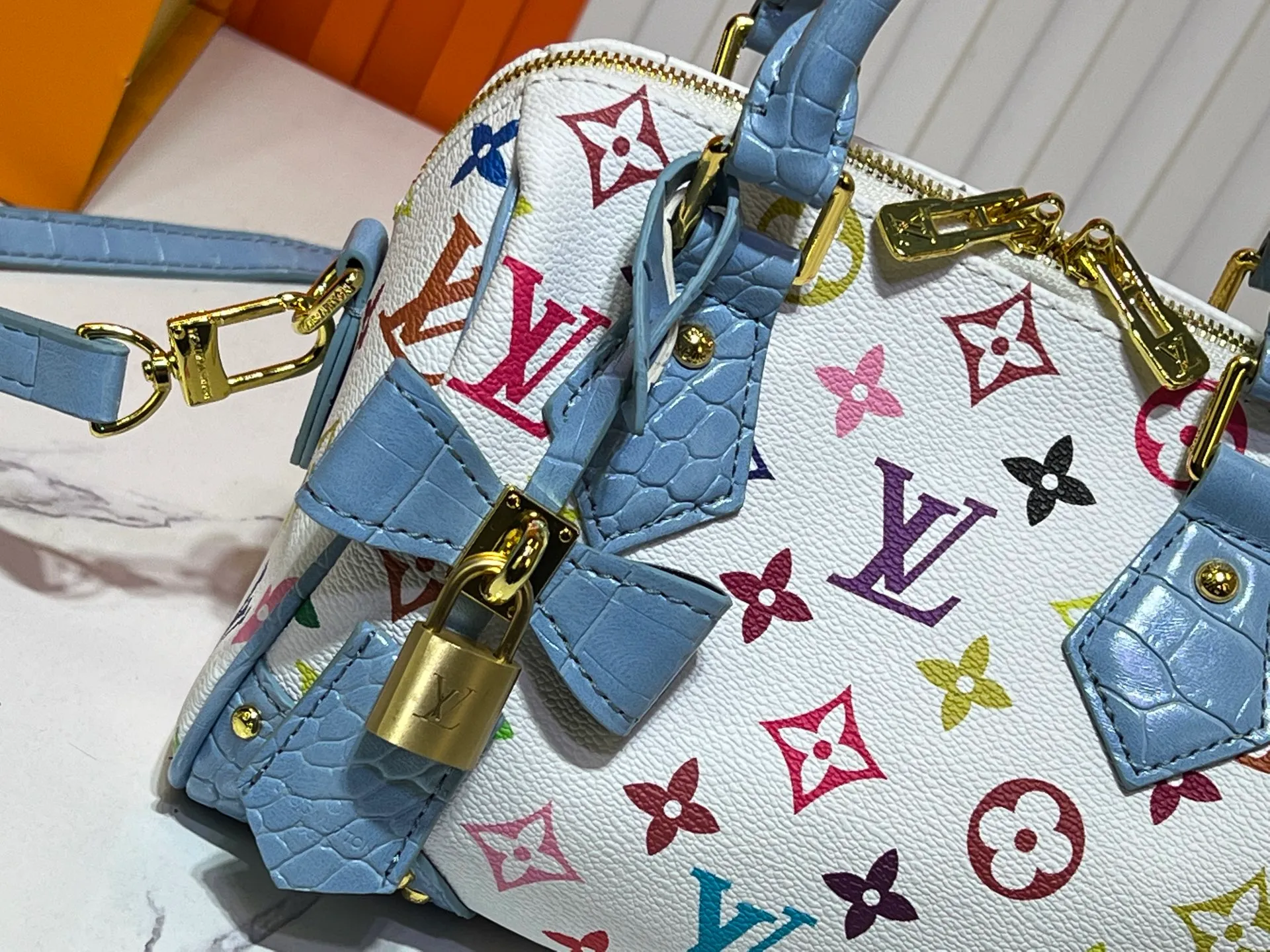 Batch 280💰Upgraded original crocodile pattern M13365 M58953 M46234 M46222 Speedy Bandoulière 20 handbag is made of soft coated canvas, and the full-length Monogram pattern is traced in colorful rainbow tones, highlighting the smart style of the Louis Vuitton x Murakami reissue series. The Toron handle and detachable shoulder strap are constructed of cow leather, the metal corners recall classic luggage elements, and the bow-shaped key bag and padlock add brand touches. Dimensions: 20.5 x 13.5 x 12.0 cm (length x height x width)