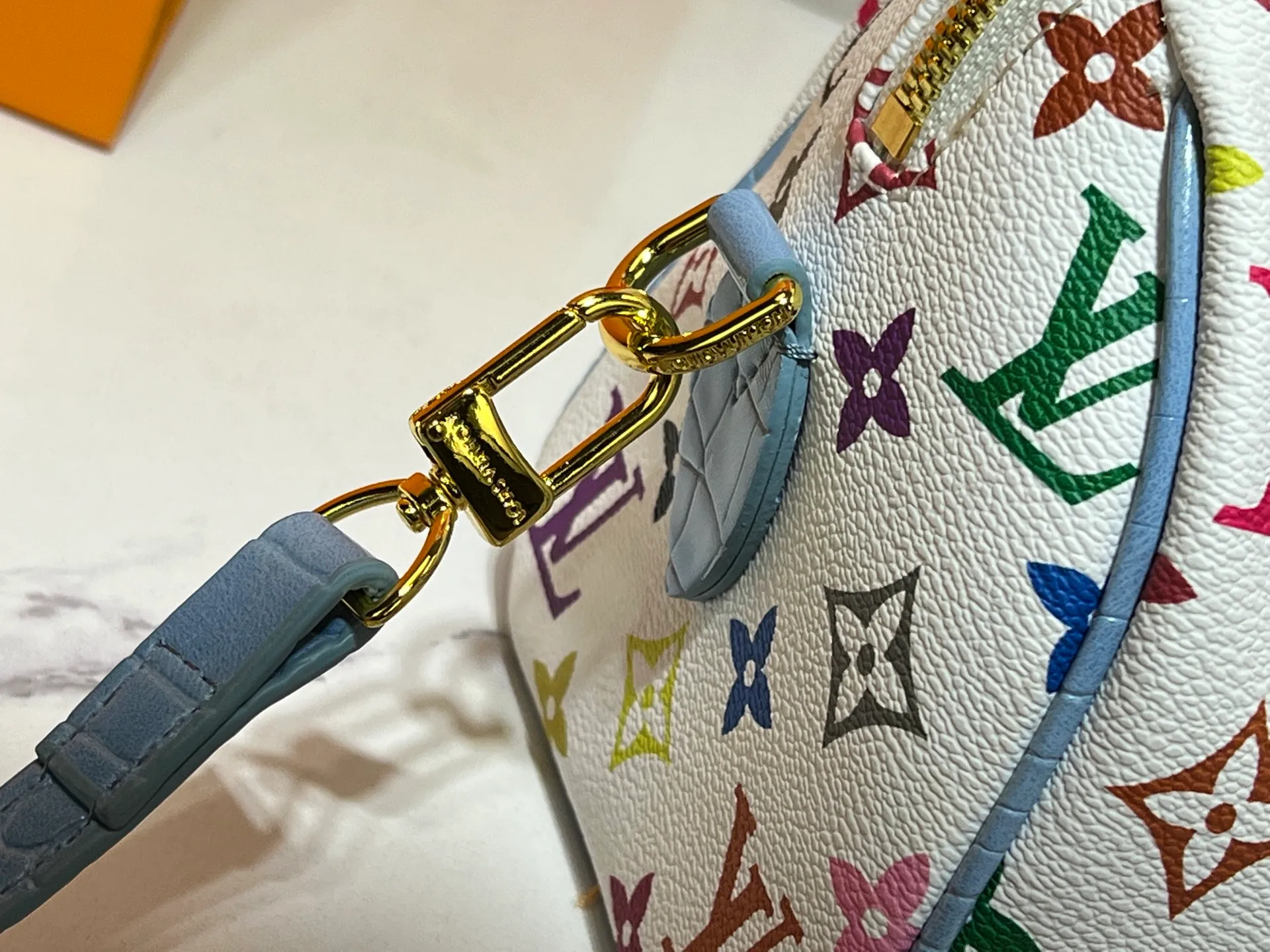 Batch 280💰Upgraded original crocodile pattern M13365 M58953 M46234 M46222 Speedy Bandoulière 20 handbag is made of soft coated canvas, and the full-length Monogram pattern is traced in colorful rainbow tones, highlighting the smart style of the Louis Vuitton x Murakami reissue series. The Toron handle and detachable shoulder strap are constructed of cow leather, the metal corners recall classic luggage elements, and the bow-shaped key bag and padlock add brand touches. Dimensions: 20.5 x 13.5 x 12.0 cm (length x height x width)
