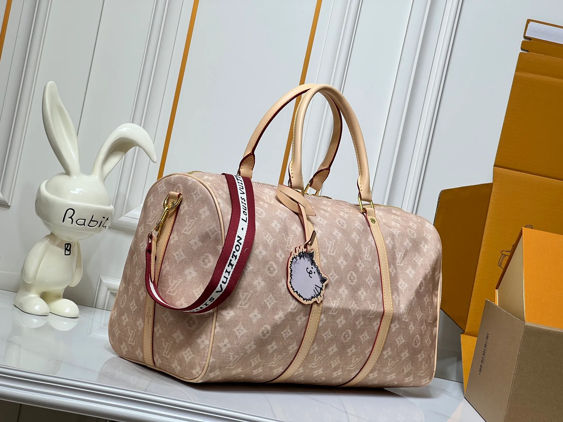 Batch 420💰M25787 This Keepall Bandouliere 45 travel bag is from the Travel With series presented by Louis Vuitton in collaboration with Grace Coddington. It uses Meowgram canvas to interpret the Monogram pattern in a playful reimagining, looking back to the hard suitcase inspiration of the 1900s. The cute cat-shaped branding adds smart touches, and the detachable and adjustable shoulder strap is embellished with the handwritten brand logo. Size: 45x27x20cm