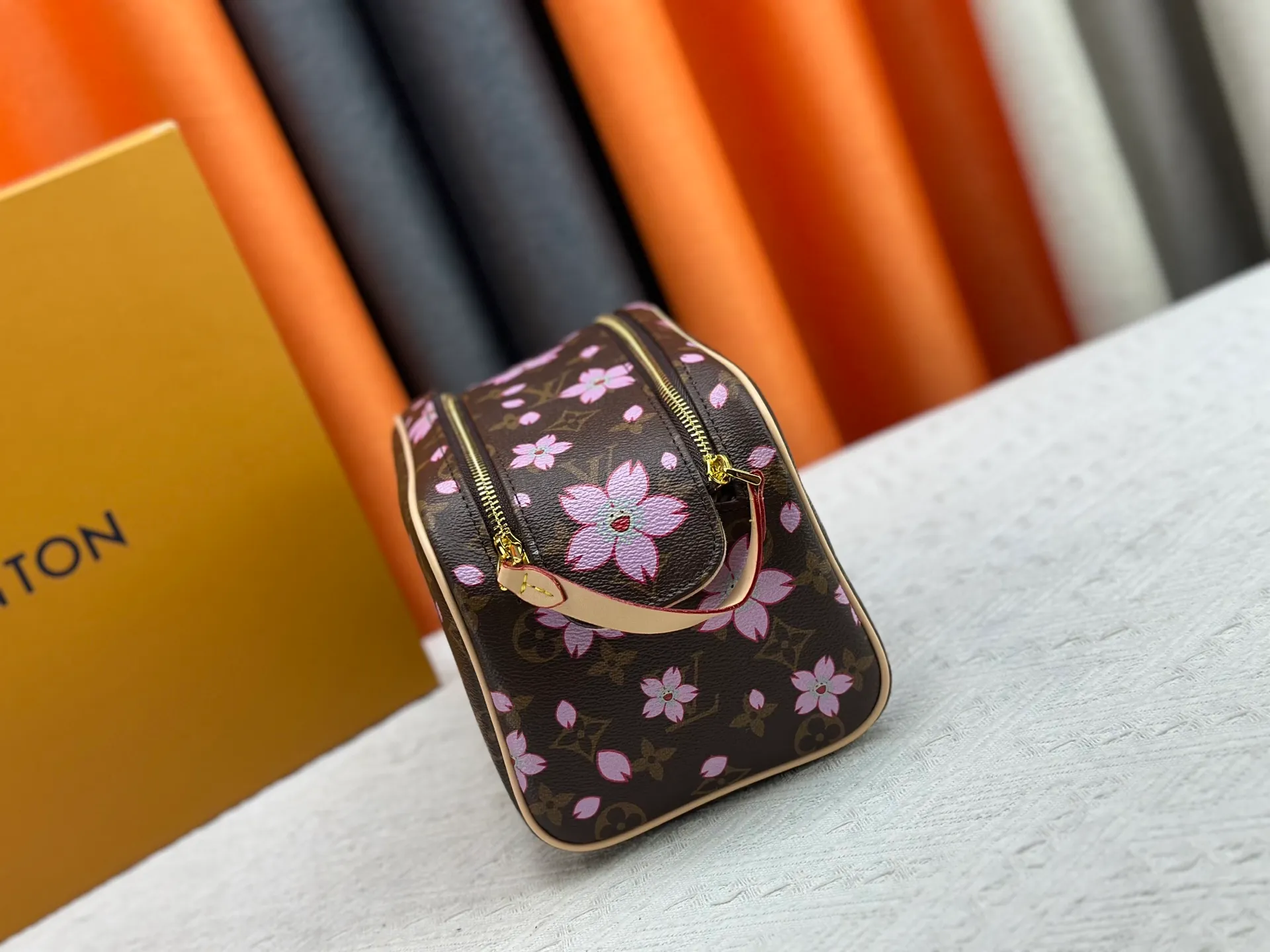 P260 Upgraded original 2-piece set Takashi Murakami Sakura🌸M47528 M13669 This Dopp Kit toiletry bag is made of Monogram Eclipse canvas, bringing a restrained choice to Monogram lovers. Plenty of space to store travel essentials, double zippers for secure protection, and wide opening for easy access. 28.0 x 15.0 x 16.5 cm (length x height x width)