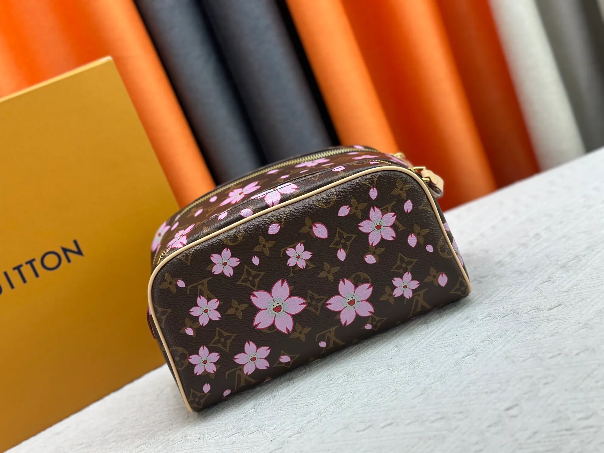 P260 Upgraded original 2-piece set Takashi Murakami Sakura🌸M47528 M13669 This Dopp Kit toiletry bag is made of Monogram Eclipse canvas, bringing a restrained choice to Monogram lovers. Plenty of space to store travel essentials, double zippers for secure protection, and wide opening for easy access. 28.0 x 15.0 x 16.5 cm (length x height x width)