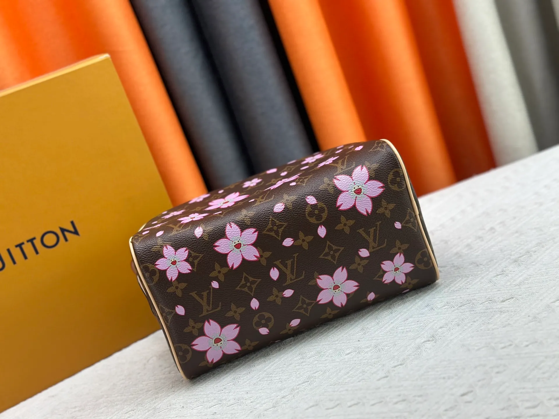 P260 Upgraded original 2-piece set Takashi Murakami Sakura🌸M47528 M13669 This Dopp Kit toiletry bag is made of Monogram Eclipse canvas, bringing a restrained choice to Monogram lovers. Plenty of space to store travel essentials, double zippers for secure protection, and wide opening for easy access. 28.0 x 15.0 x 16.5 cm (length x height x width)