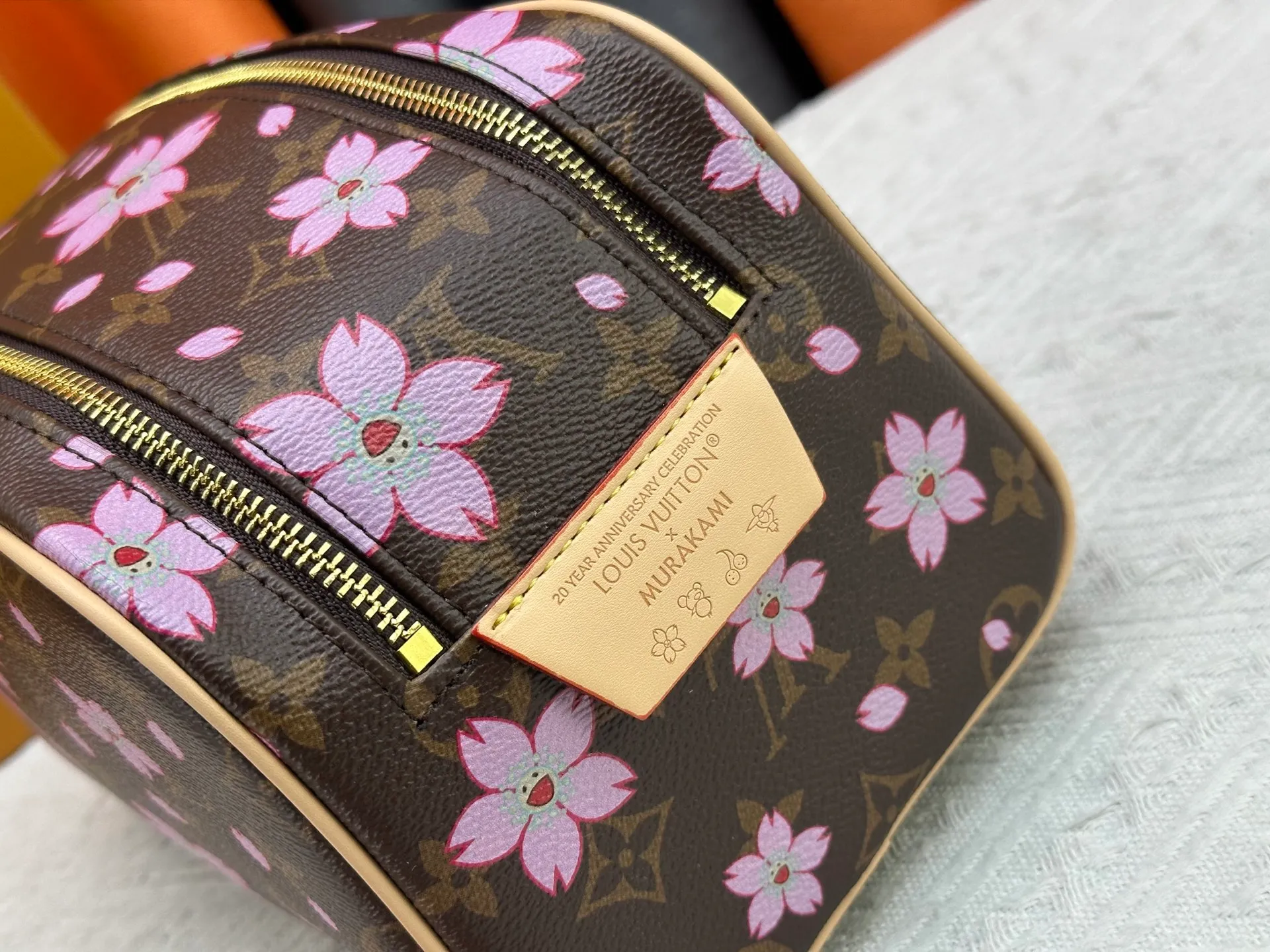 P260 Upgraded original 2-piece set Takashi Murakami Sakura🌸M47528 M13669 This Dopp Kit toiletry bag is made of Monogram Eclipse canvas, bringing a restrained choice to Monogram lovers. Plenty of space to store travel essentials, double zippers for secure protection, and wide opening for easy access. 28.0 x 15.0 x 16.5 cm (length x height x width)