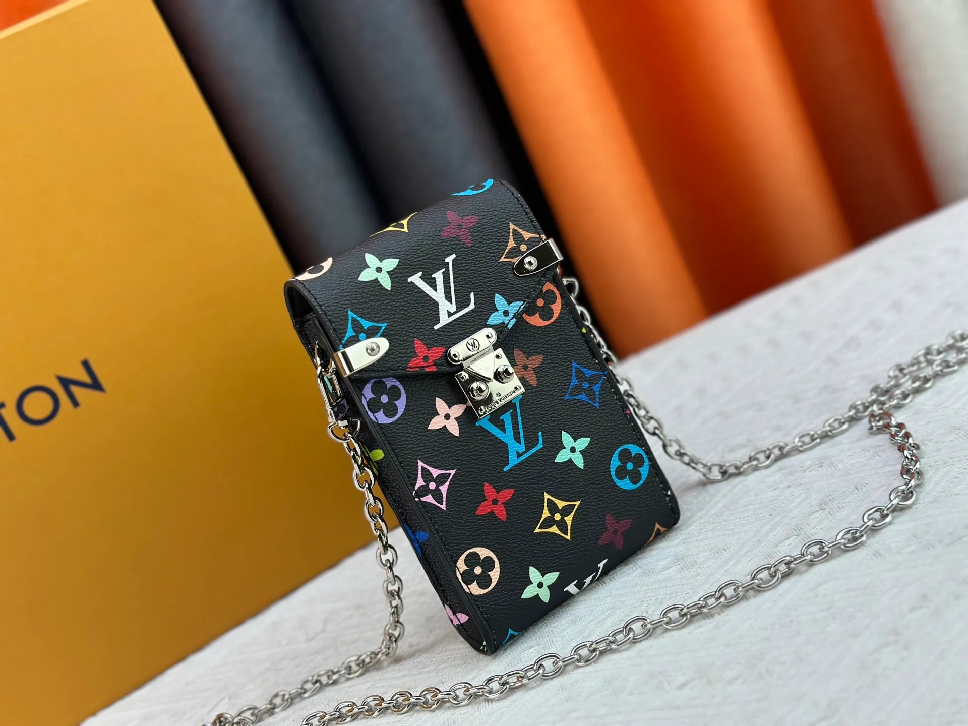 P220 upgraded version [Official latest model] [Real shot] M13572 This Métis mobile phone bag M82465 camera bag takes inspiration from Louis Vuitton's classic luggage and uses a whole piece of Monogram canvas to cut out an exquisite configuration. The S-lock clasp and metal corners speak of the brand's long tradition of boxmaking. Attach the removable chain to instantly be hands-free. Dimensions: 10.4 x 17.5 x 4.0 cm (length x height x width)