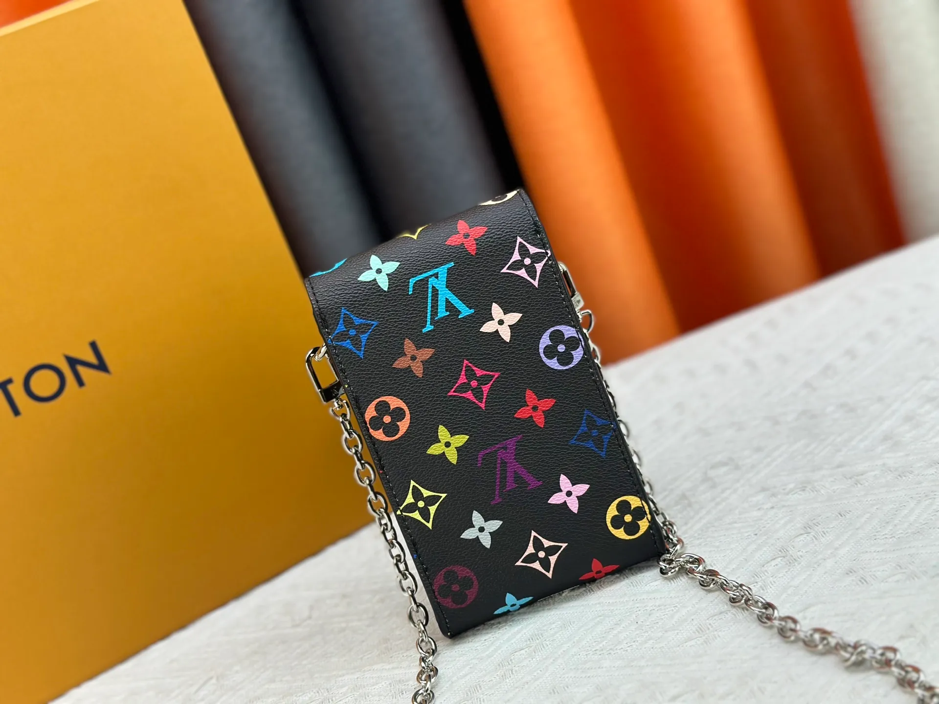 P220 upgraded version [Official latest model] [Real shot] M13572 This Métis mobile phone bag M82465 camera bag takes inspiration from Louis Vuitton's classic luggage and uses a whole piece of Monogram canvas to cut out an exquisite configuration. The S-lock clasp and metal corners speak of the brand's long tradition of boxmaking. Attach the removable chain to instantly be hands-free. Dimensions: 10.4 x 17.5 x 4.0 cm (length x height x width)