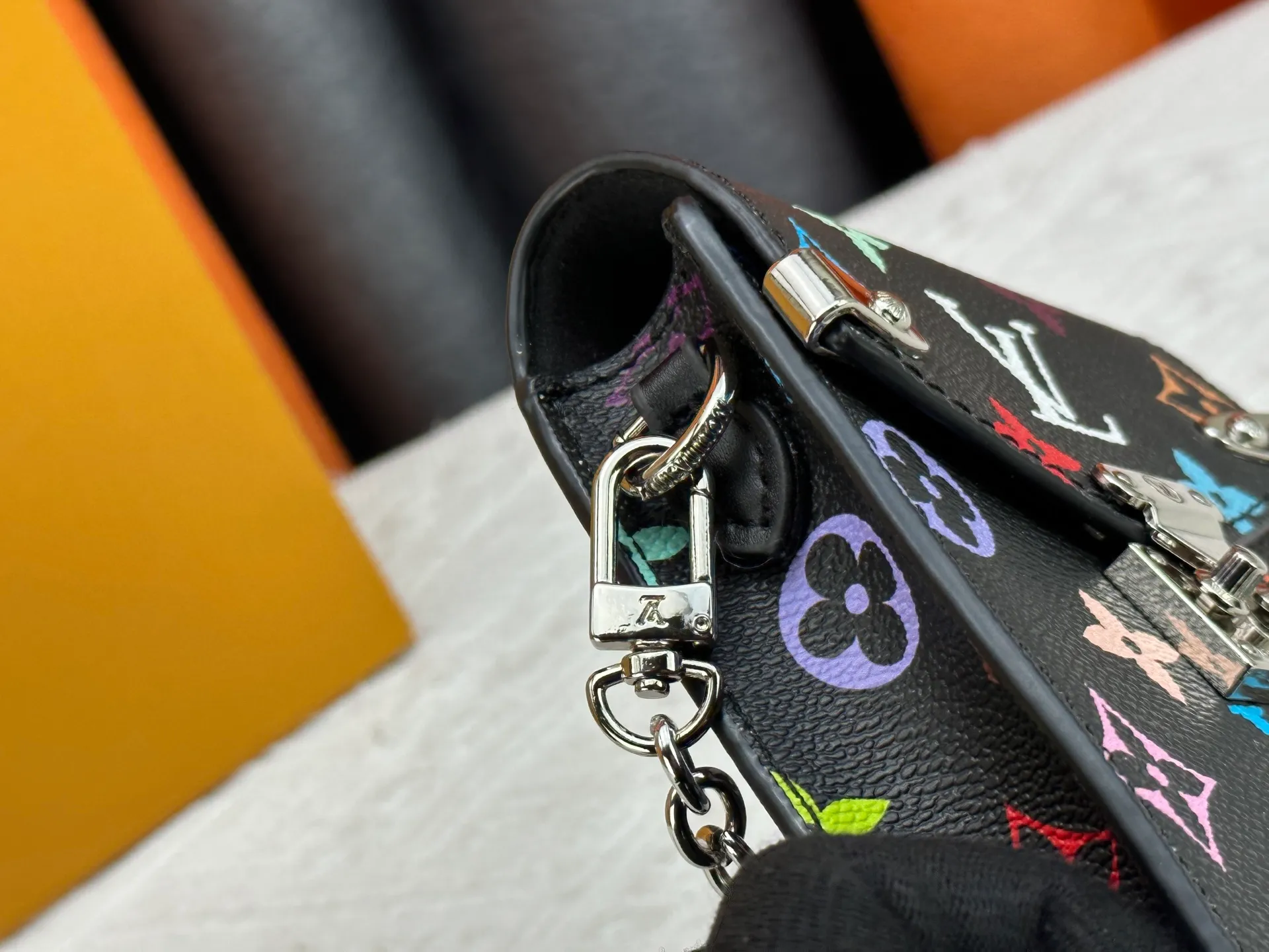 P220 upgraded version [Official latest model] [Real shot] M13572 This Métis mobile phone bag M82465 camera bag takes inspiration from Louis Vuitton's classic luggage and uses a whole piece of Monogram canvas to cut out an exquisite configuration. The S-lock clasp and metal corners speak of the brand's long tradition of boxmaking. Attach the removable chain to instantly be hands-free. Dimensions: 10.4 x 17.5 x 4.0 cm (length x height x width)