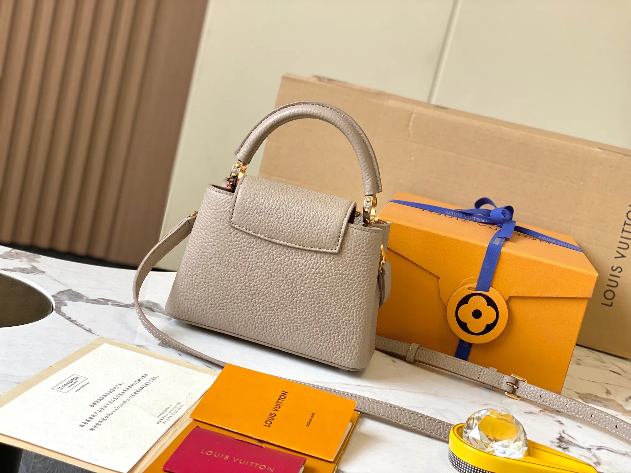 P2400 [Super high-quality original leather💋 M23330 elephant gray and white shell hardware] Capucines mini handbag, this Capucines Flower Crown handbag is made of full-grain Taurillon leather embellished with Monogram flowers. Each flower is shaped by exquisite shells. The LV logo and flowers echo each other, giving this soft handbag a jewel-like luster. Use the detachable shoulder strap cleverly to switch between shoulder and crossbody styles! Size: 21*14*8Cm