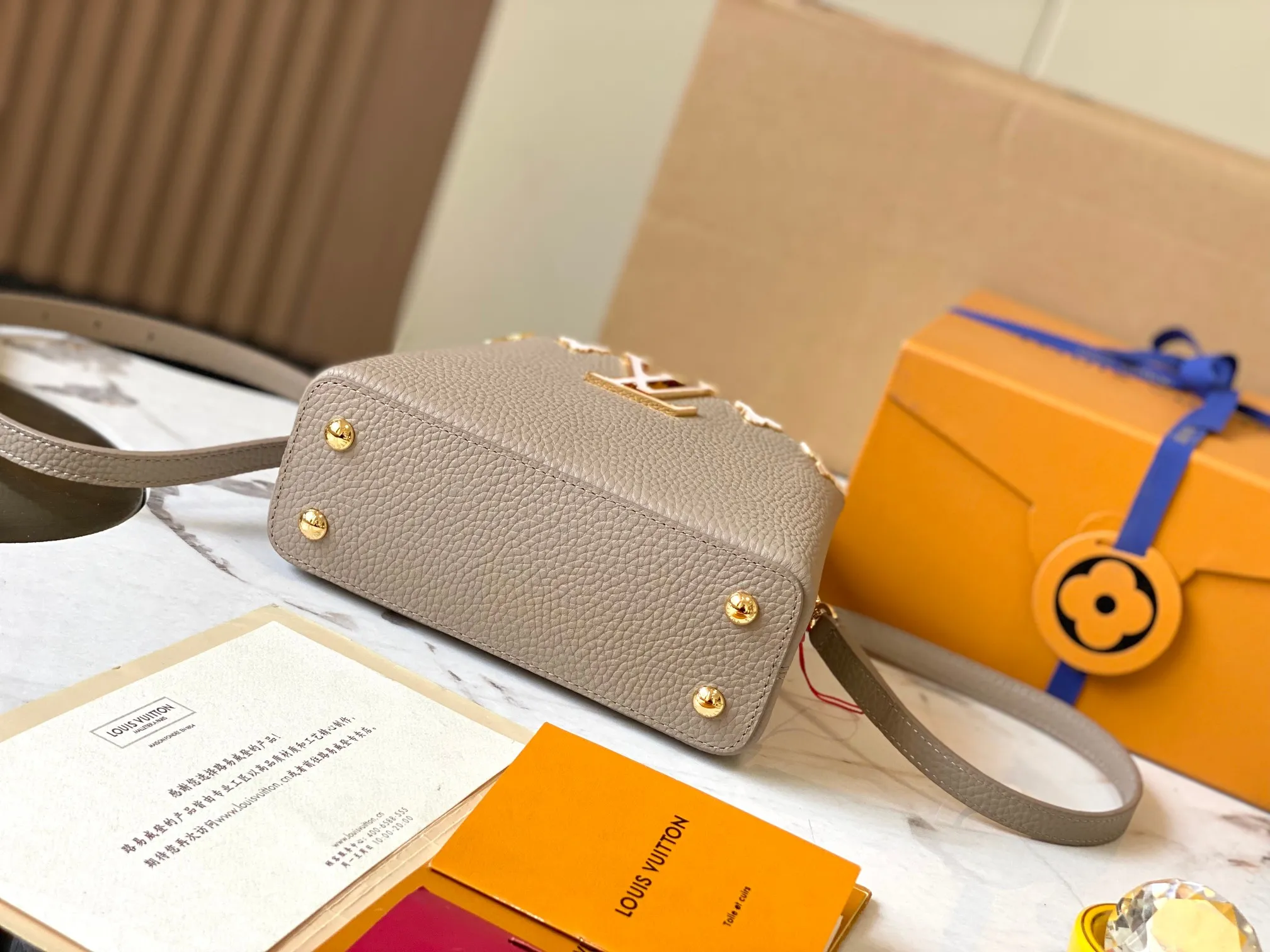 P2400 [Super high-quality original leather💋 M23330 elephant gray and white shell hardware] Capucines mini handbag, this Capucines Flower Crown handbag is made of full-grain Taurillon leather embellished with Monogram flowers. Each flower is shaped by exquisite shells. The LV logo and flowers echo each other, giving this soft handbag a jewel-like luster. Use the detachable shoulder strap cleverly to switch between shoulder and crossbody styles! Size: 21*14*8Cm