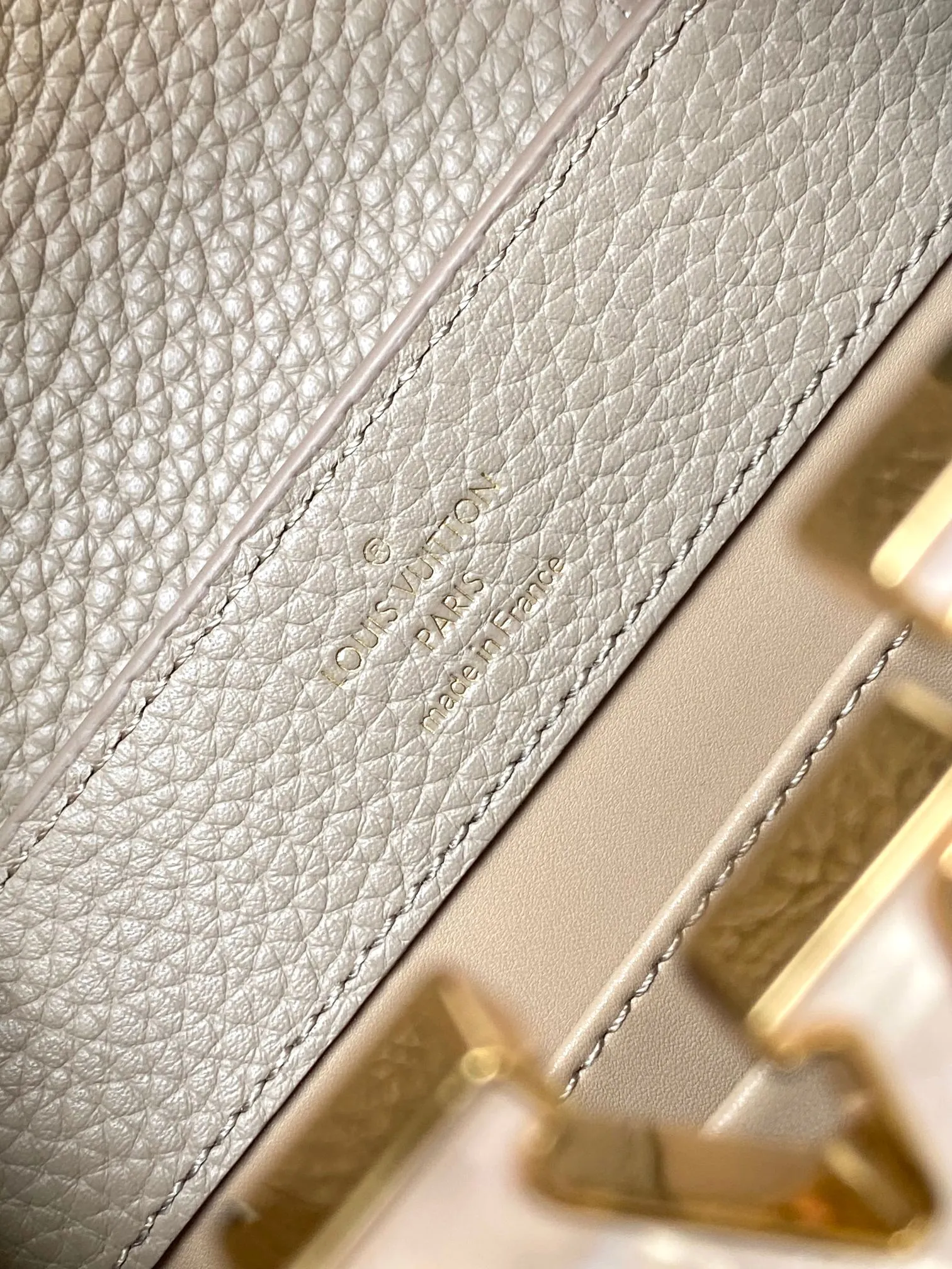P2400 [Super high-quality original leather💋 M23330 elephant gray and white shell hardware] Capucines mini handbag, this Capucines Flower Crown handbag is made of full-grain Taurillon leather embellished with Monogram flowers. Each flower is shaped by exquisite shells. The LV logo and flowers echo each other, giving this soft handbag a jewel-like luster. Use the detachable shoulder strap cleverly to switch between shoulder and crossbody styles! Size: 21*14*8Cm