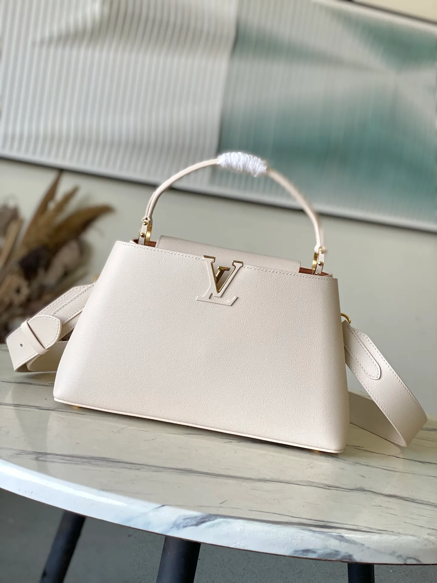 💰2360 "Special Original Leather" M14979 off-white Capucines Souple medium handbag is made of fine grained cow leather, with a sharp contrast of suede lining and dazzling metal parts, and uses the LV letters to express the brand heritage. The flip cover can be folded in or out, and the compartments and pockets can store your daily needs in an orderly manner, and you can switch between various carrying methods at will. 33.0 x 24.0 x 12.0 cm
