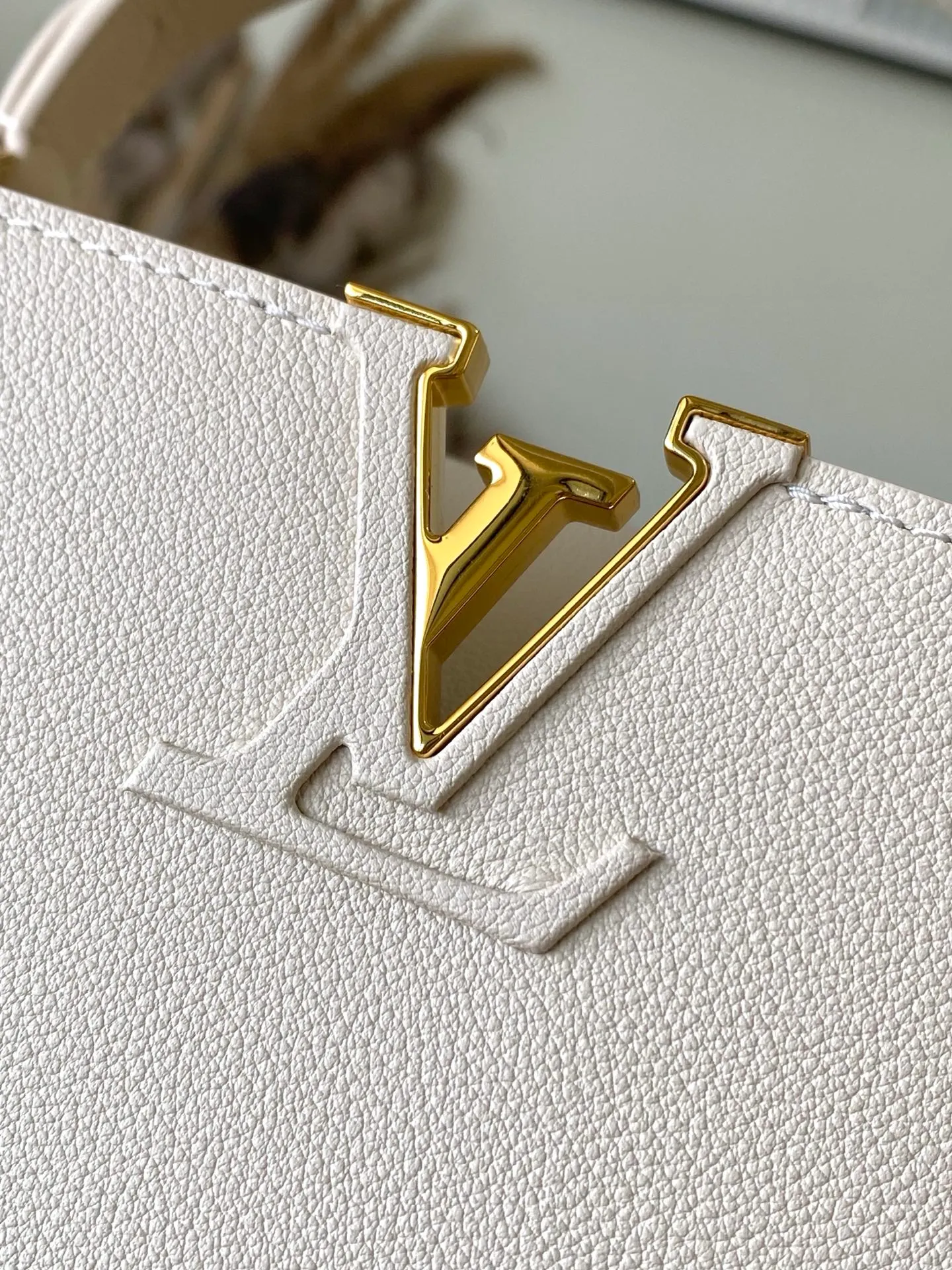 💰2360 "Special Original Leather" M14979 off-white Capucines Souple medium handbag is made of fine grained cow leather, with a sharp contrast of suede lining and dazzling metal parts, and uses the LV letters to express the brand heritage. The flip cover can be folded in or out, and the compartments and pockets can store your daily needs in an orderly manner, and you can switch between various carrying methods at will. 33.0 x 24.0 x 12.0 cm