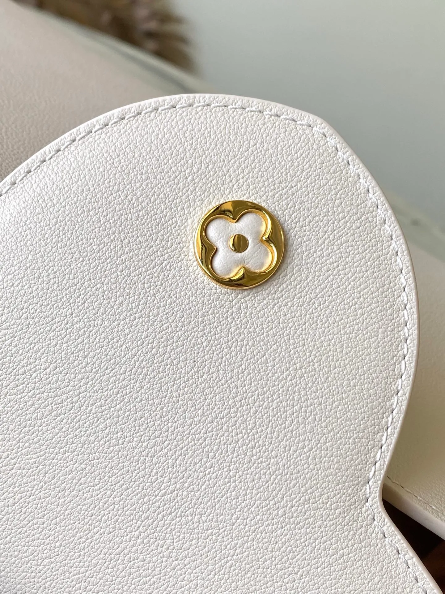 💰2360 "Special Original Leather" M14979 off-white Capucines Souple medium handbag is made of fine grained cow leather, with a sharp contrast of suede lining and dazzling metal parts, and uses the LV letters to express the brand heritage. The flip cover can be folded in or out, and the compartments and pockets can store your daily needs in an orderly manner, and you can switch between various carrying methods at will. 33.0 x 24.0 x 12.0 cm