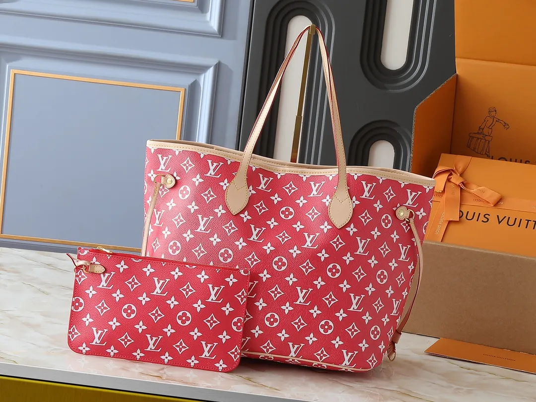 💰300💰Upgraded original M40995 The legendary Neverfull handbag can always meet your various handbag needs. It has a large capacity but is not bulky. It is stiff and soft to the touch, making it suitable for home and travel. Tighten the side ties and it instantly transforms into a stylish urban handbag. Loosen the straps and it transforms into a chic and practical handbag. The slender leather handle can be carried over the shoulder or between the arms. The model shown here is made of Damier Ebène canvas. Dimensions: 31.0 x 28.0 x 14.0 cm