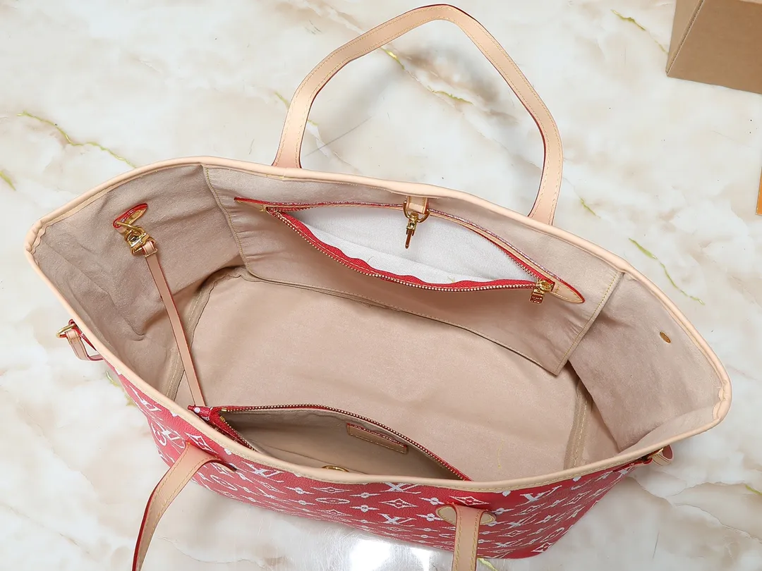 💰300💰Upgraded original M40995 The legendary Neverfull handbag can always meet your various handbag needs. It has a large capacity but is not bulky. It is stiff and soft to the touch, making it suitable for home and travel. Tighten the side ties and it instantly transforms into a stylish urban handbag. Loosen the straps and it transforms into a chic and practical handbag. The slender leather handle can be carried over the shoulder or between the arms. The model shown here is made of Damier Ebène canvas. Dimensions: 31.0 x 28.0 x 14.0 cm