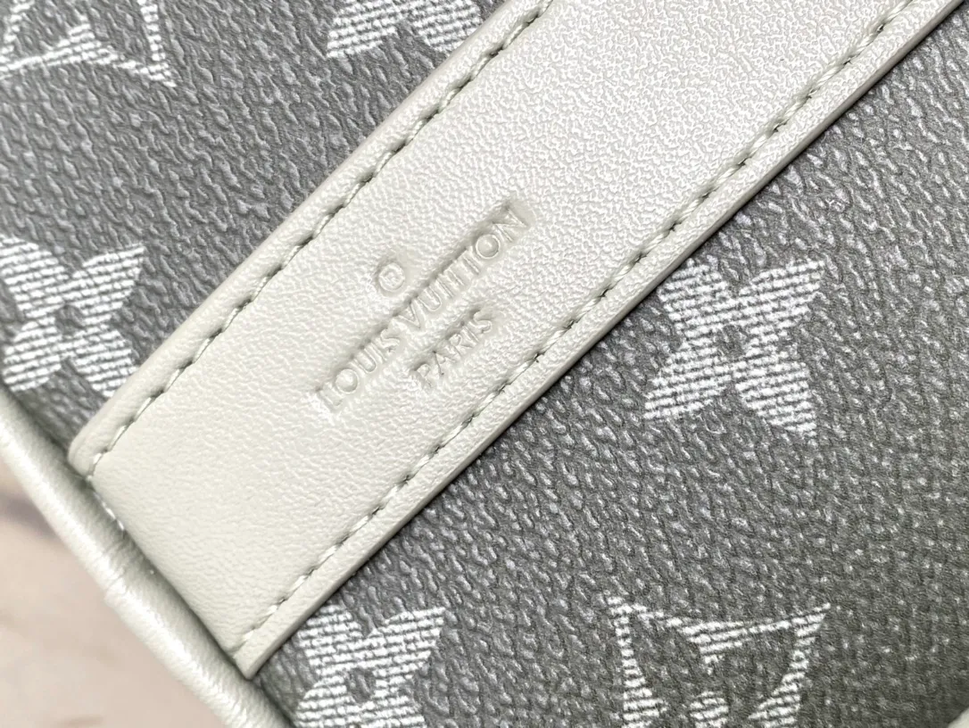 💰940 Top Original M11591 This Keepal Bandouliere handbag is made of Monogram Gradient coated canvas, cleverly depicting the gradual dissipation of the full-hat Monogram pattern. Top handles, side straps and nameplates complete the details, and the detachable and adjustable shoulder strap allows for shoulder or cross-body wear. Dimensions: 25 × 15 × 11 cm