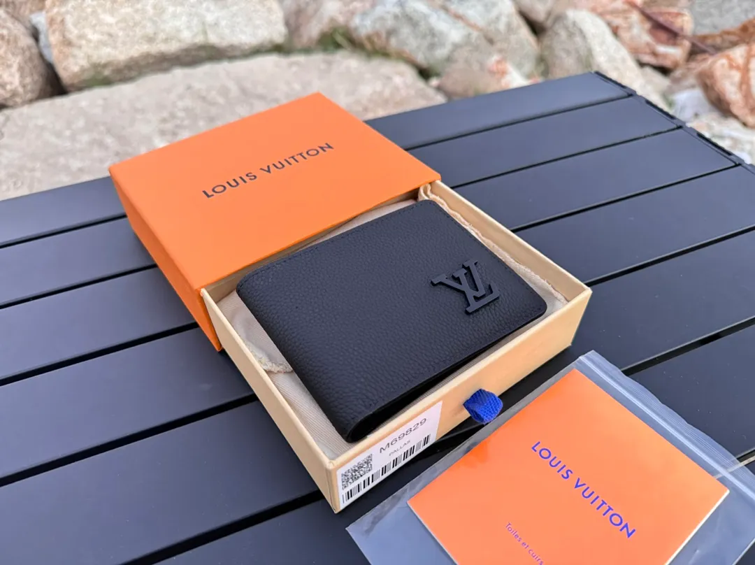Factory price 280 [Top original order] M69829 short clip👏👏LV Aerogram Multiple wallet injects new meaning into the classic design. Exquisite craftsmanship gives the cow leather a rich grain texture, and the metal LV letters mark the brand identity. It can be easily paired with LV Aerogram series handbags. Dimensions 11.5x9x1.5.
