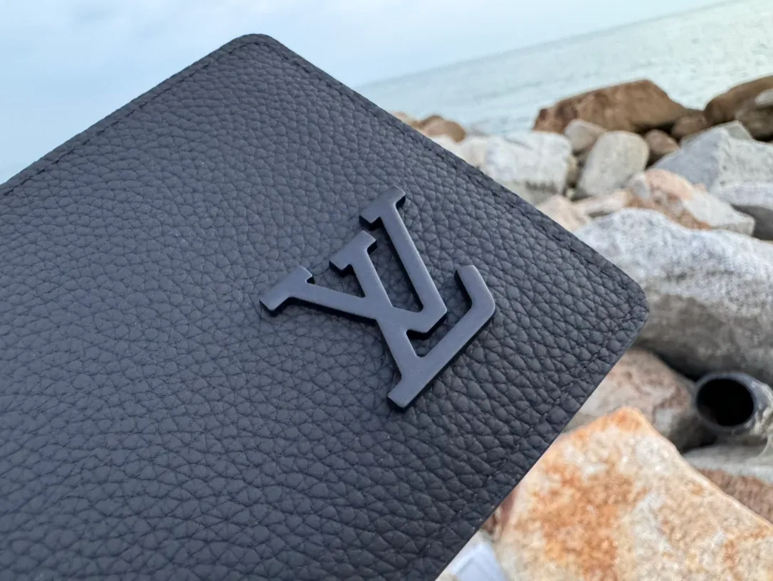 Factory price 280 [Top original order] M69829 short clip👏👏LV Aerogram Multiple wallet injects new meaning into the classic design. Exquisite craftsmanship gives the cow leather a rich grain texture, and the metal LV letters mark the brand identity. It can be easily paired with LV Aerogram series handbags. Dimensions 11.5x9x1.5.