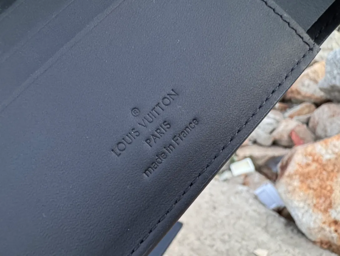 Factory price 280 [Top original order] M69829 short clip👏👏LV Aerogram Multiple wallet injects new meaning into the classic design. Exquisite craftsmanship gives the cow leather a rich grain texture, and the metal LV letters mark the brand identity. It can be easily paired with LV Aerogram series handbags. Dimensions 11.5x9x1.5.