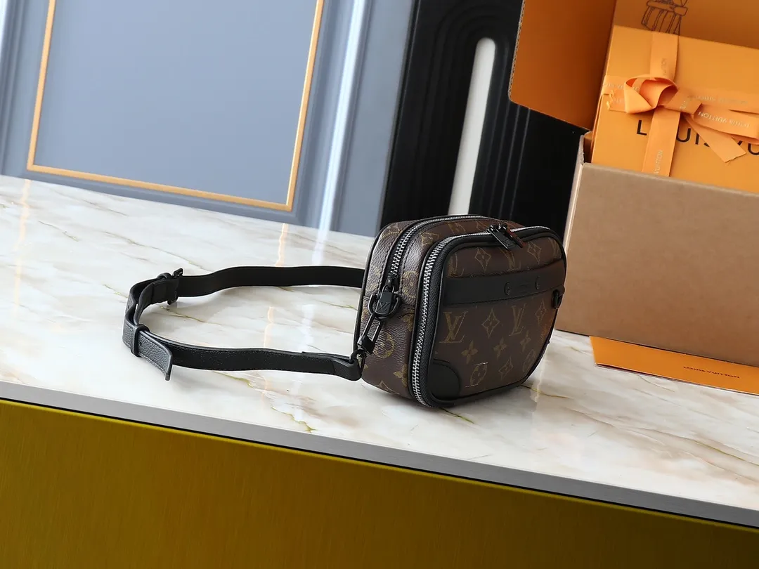 💰240💰Upgraded from the original M83383 M82542 M82544 M82801 mini men's messenger bag series. The new Zly hx NANO ALPHA handbag of the season. The Neo Alpha handbag condenses the past Alpha handbag design with rounded strokes and uses soft Monogram Eclipse canvas to build a casual silhouette. The ample space is equipped with a zipper compartment and front patch pocket to hold daily necessities such as mobile phones, cards and keys, and comes with a detachable and adjustable leather shoulder strap. 18.5 x 11 x 6.5 cm.