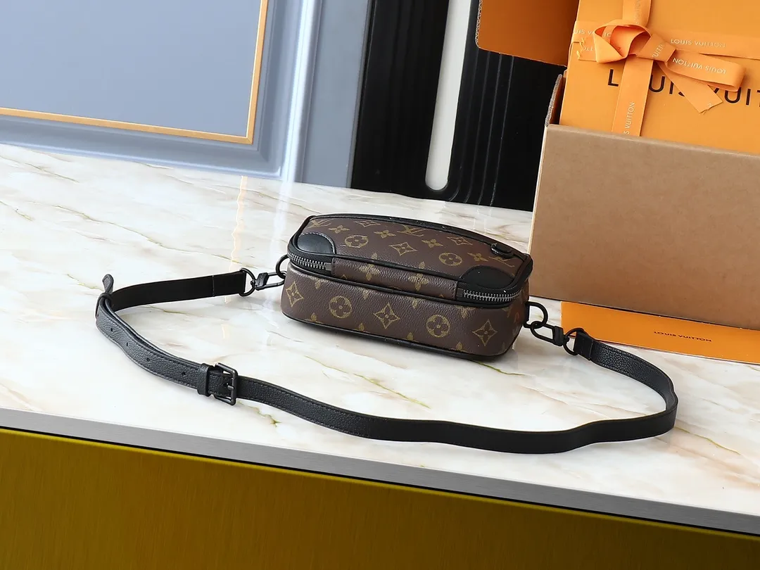 💰240💰Upgraded from the original M83383 M82542 M82544 M82801 mini men's messenger bag series. The new Zly hx NANO ALPHA handbag of the season. The Neo Alpha handbag condenses the past Alpha handbag design with rounded strokes and uses soft Monogram Eclipse canvas to build a casual silhouette. The ample space is equipped with a zipper compartment and front patch pocket to hold daily necessities such as mobile phones, cards and keys, and comes with a detachable and adjustable leather shoulder strap. 18.5 x 11 x 6.5 cm.