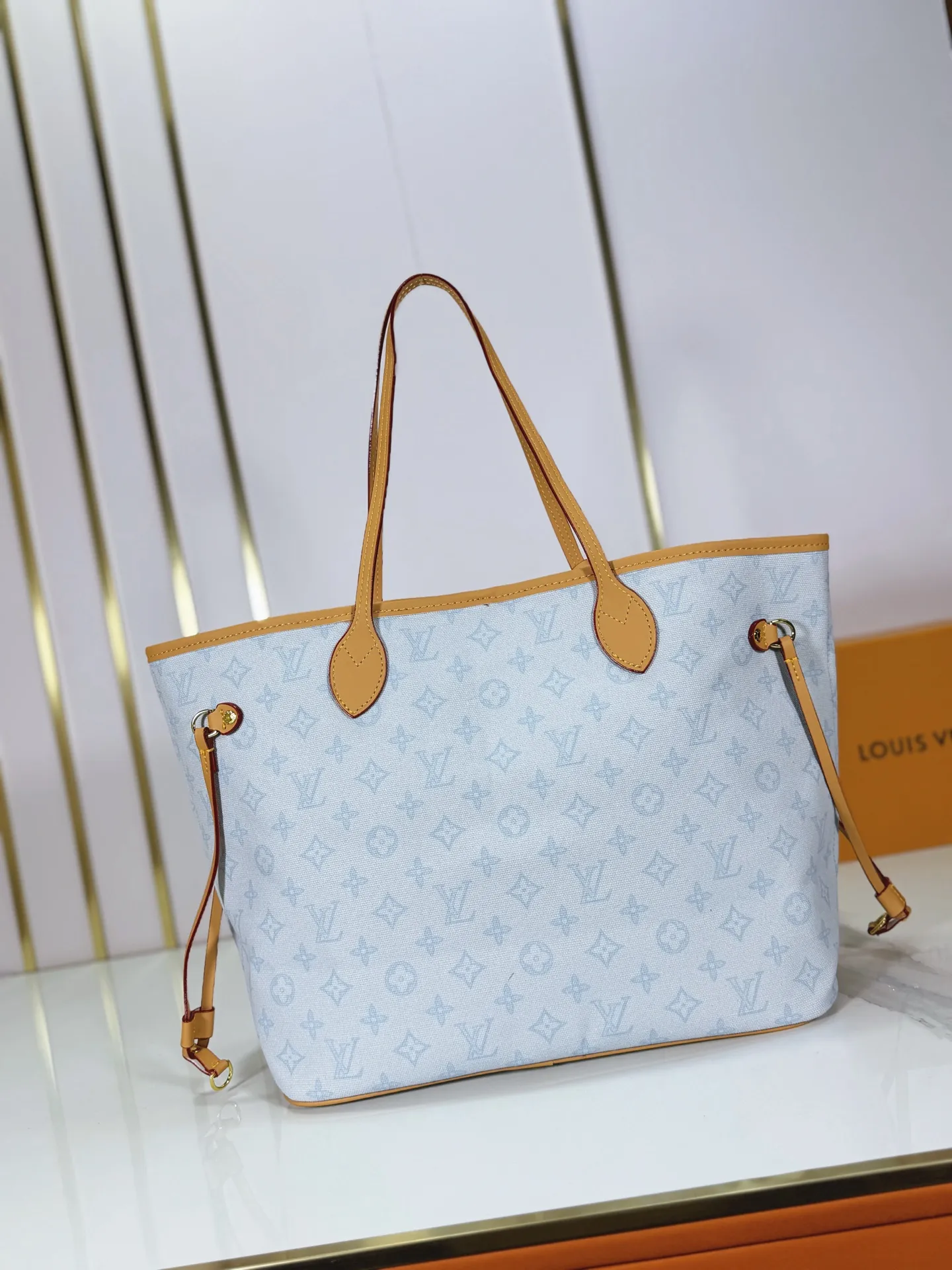 P240 upgraded original M45685 M40995 M27521💋💋Louis Vuitton's new Neverfull is a new interpretation of the classic handbag, exploring the exquisite details inside the bag. Redesigned interior pockets feature fresh fabric linings and vintage details inspired by the Louis Vuitton archives, most notably the detachable zippered clutch, which can be used on its own as a sophisticated clutch or as an additional pocket. Bright lining tones add a more lively feel to Monogram's classic canvas. Size: 32*29*17 cm
