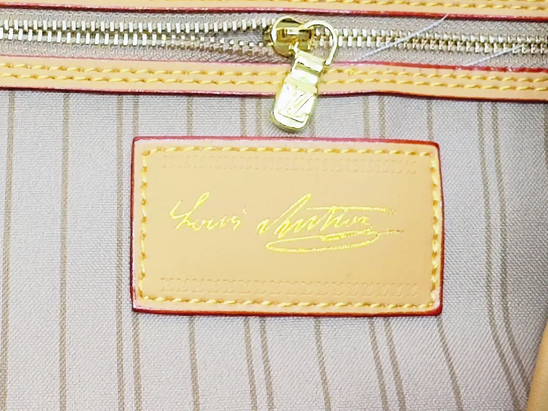 P240 upgraded original M45685 M40995 M27521💋💋Louis Vuitton's new Neverfull is a new interpretation of the classic handbag, exploring the exquisite details inside the bag. Redesigned interior pockets feature fresh fabric linings and vintage details inspired by the Louis Vuitton archives, most notably the detachable zippered clutch, which can be used on its own as a sophisticated clutch or as an additional pocket. Bright lining tones add a more lively feel to Monogram's classic canvas. Size: 32*29*17 cm