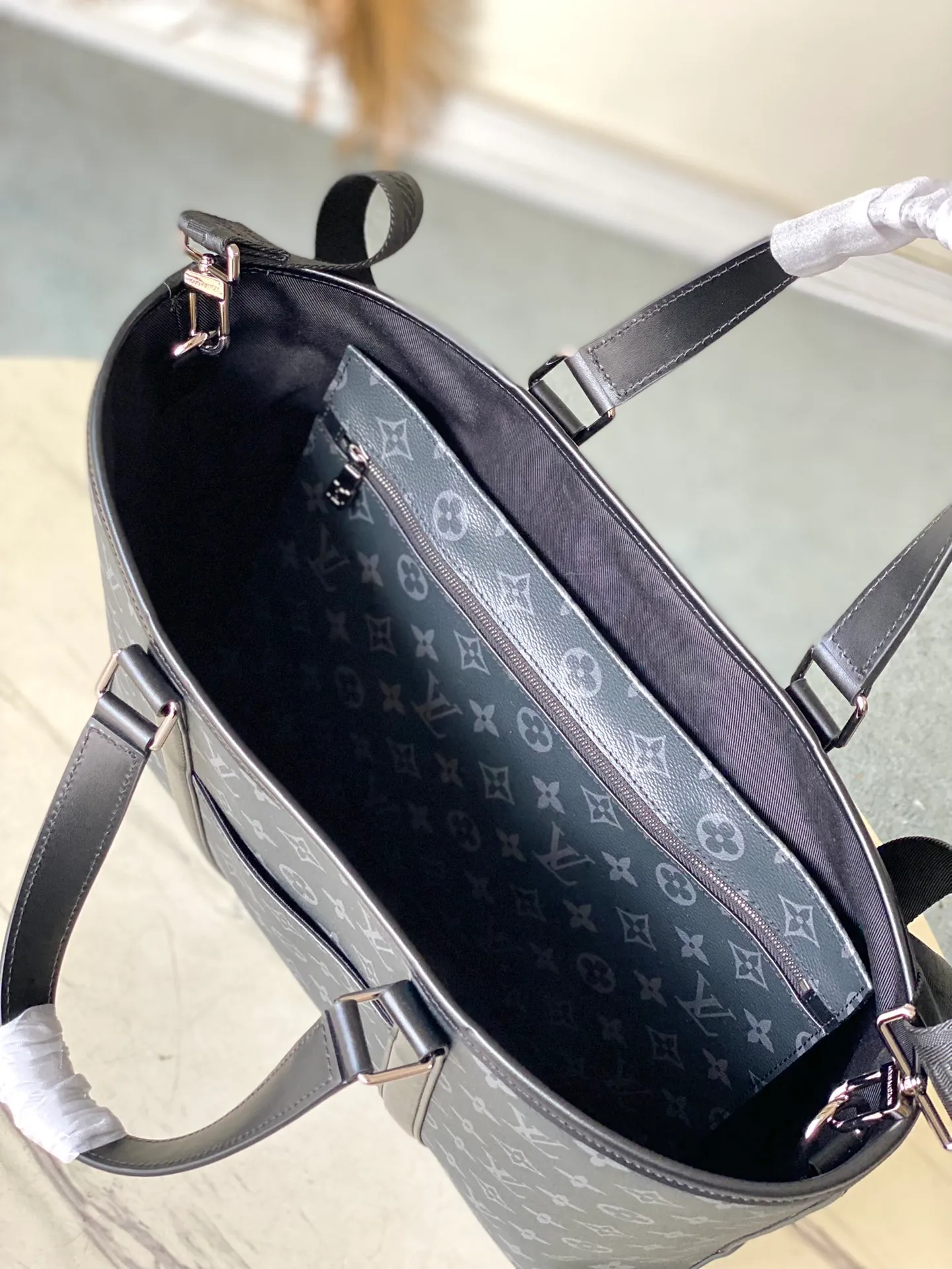 💰1100 Top Original M45734 Black Flower Week-End Tote Handbag Looks back at the classic Week-End handbag design, using Monogram Macassar canvas to create ample space and a practical mobile phone outer pocket. With its adjustable shoulder strap and flat handle that can be comfortably carried on your shoulder, you can go on a city trip or take a weekend nap wherever you like. Dimensions: 37 x 29 x 13 cm
