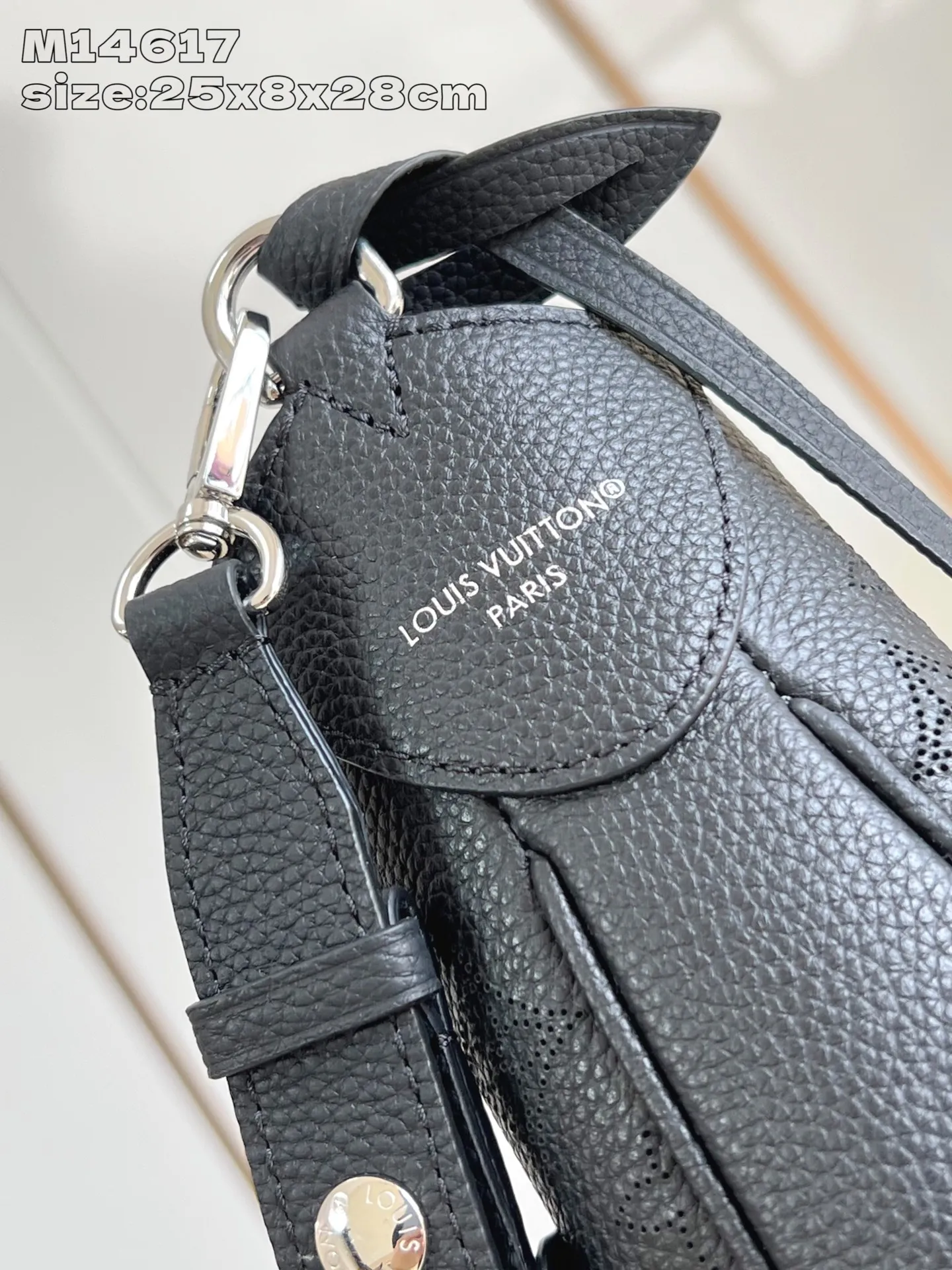 💰1140 (top-grain leather) top-quality original M14617 black ]M14618 This All Around medium-sized handbag is made of engraved leather tracing the Monogram perforation pattern, and the Yingze padlock magnetic buckle upgrades the classic charm. The LV leather decoration highlights the ingenious details. Whether worn cross-body or on the shoulder, it can elegantly brighten up daily looks. 25 x 8 x 28 cm (height x width x length)