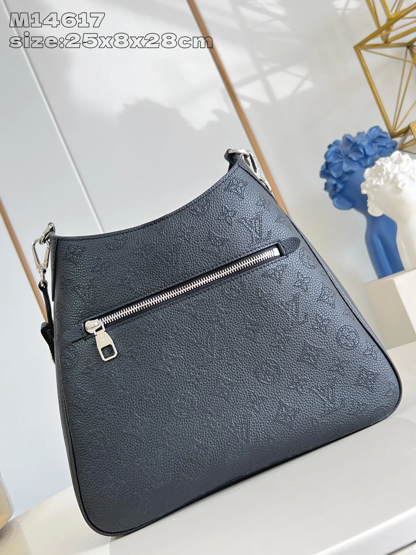 💰1140 (top-grain leather) top-quality original M14617 black ]M14618 This All Around medium-sized handbag is made of engraved leather tracing the Monogram perforation pattern, and the Yingze padlock magnetic buckle upgrades the classic charm. The LV leather decoration highlights the ingenious details. Whether worn cross-body or on the shoulder, it can elegantly brighten up daily looks. 25 x 8 x 28 cm (height x width x length)