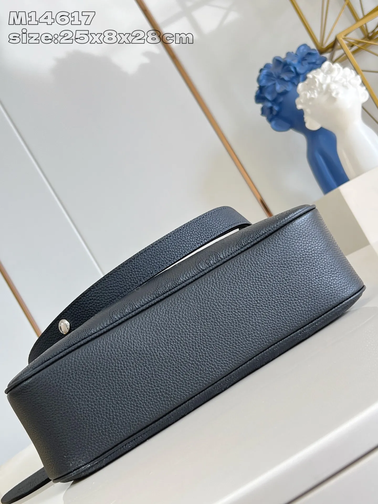 💰1140 (top-grain leather) top-quality original M14617 black ]M14618 This All Around medium-sized handbag is made of engraved leather tracing the Monogram perforation pattern, and the Yingze padlock magnetic buckle upgrades the classic charm. The LV leather decoration highlights the ingenious details. Whether worn cross-body or on the shoulder, it can elegantly brighten up daily looks. 25 x 8 x 28 cm (height x width x length)