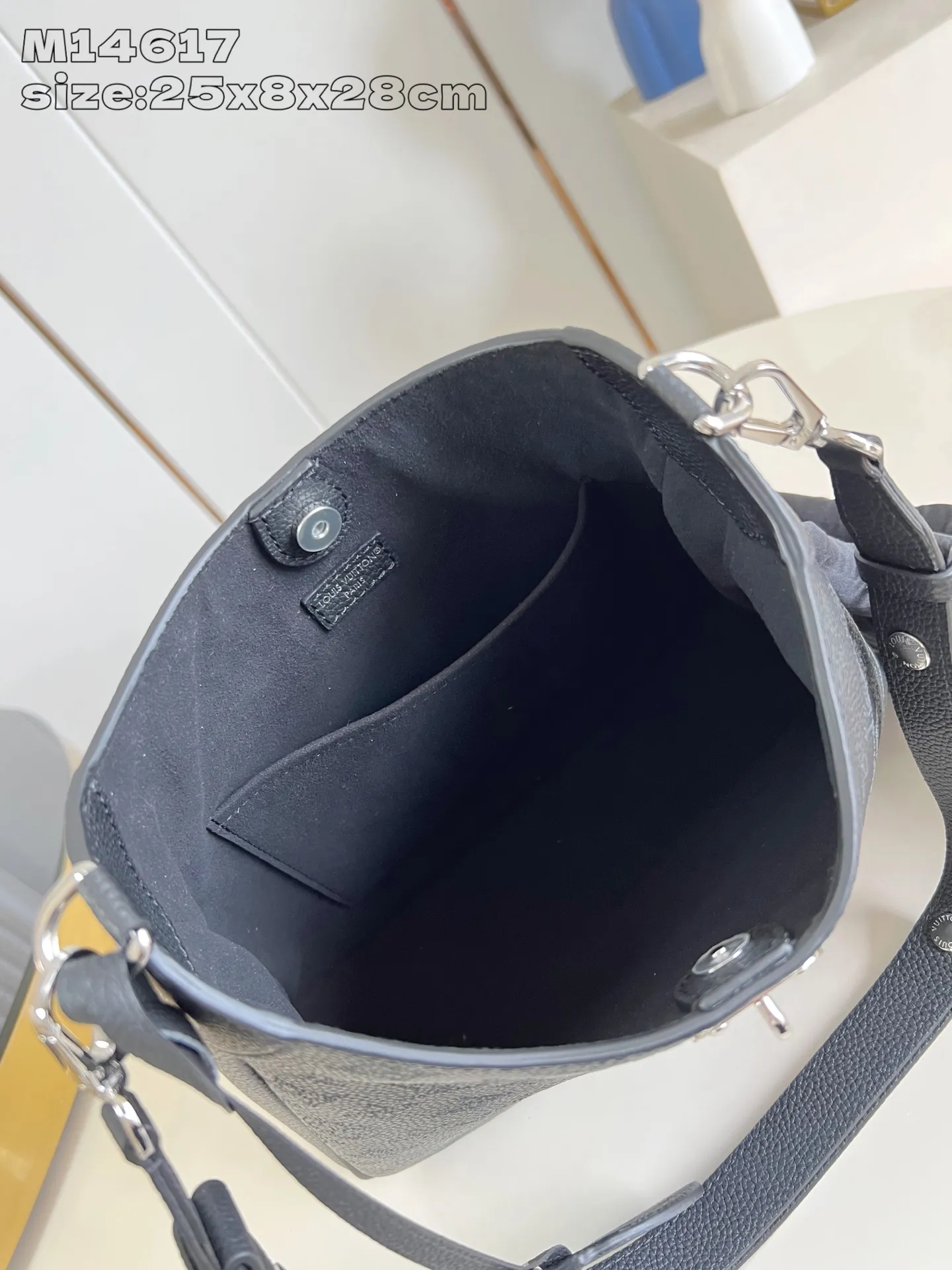 💰1140 (top-grain leather) top-quality original M14617 black ]M14618 This All Around medium-sized handbag is made of engraved leather tracing the Monogram perforation pattern, and the Yingze padlock magnetic buckle upgrades the classic charm. The LV leather decoration highlights the ingenious details. Whether worn cross-body or on the shoulder, it can elegantly brighten up daily looks. 25 x 8 x 28 cm (height x width x length)