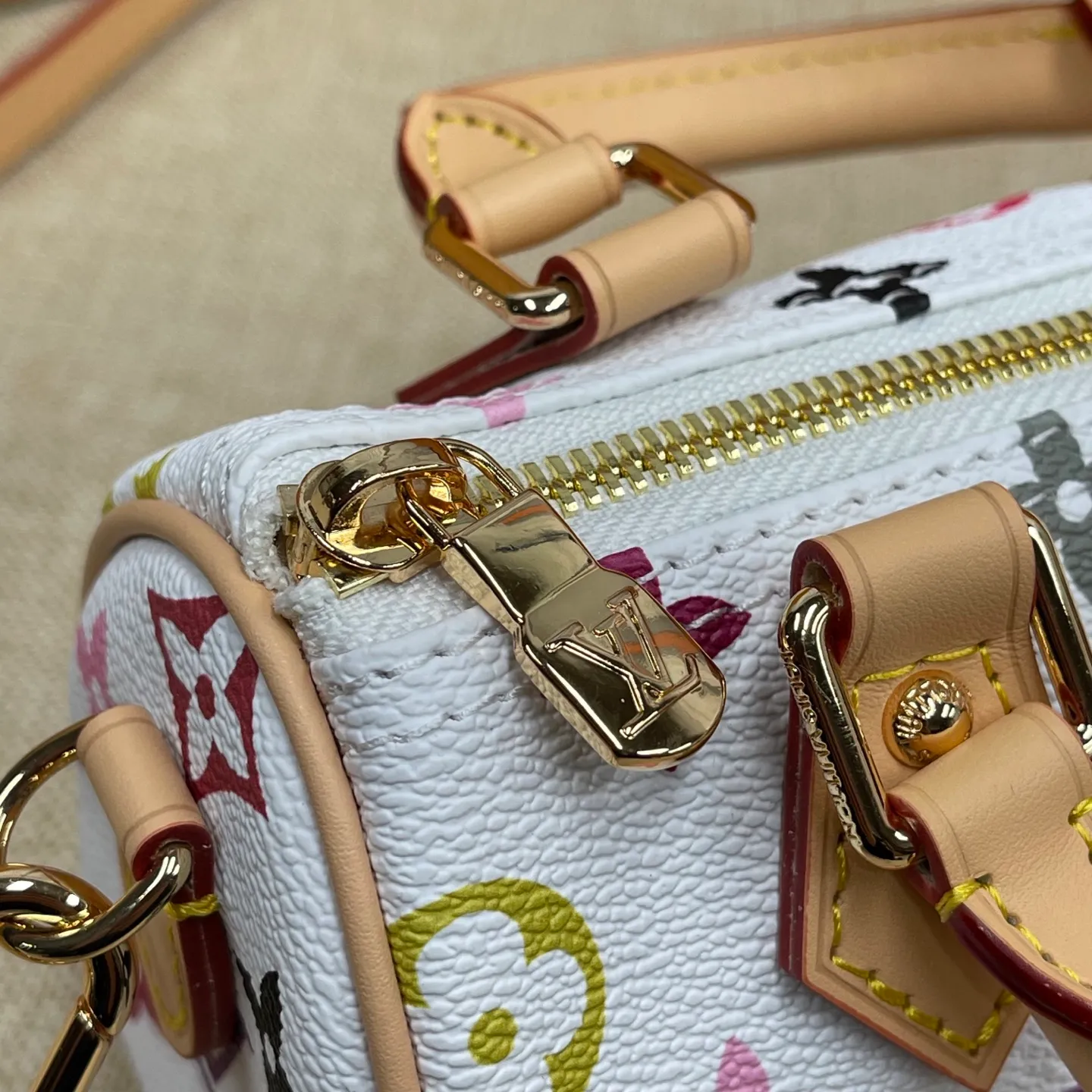 [Upgraded version] P440¥💰Tricolor series~Upgraded version. High quality🥰Model: M13391🐶With complete packaging❣️NANO SPEEDY handbag The Nano Speedy handbag condenses the configuration of Louis Vuitton's classic Speedy handbag, with an exquisite design made of Monogram canvas, with distressed cow leather details and metal parts. The handles and removable and adjustable shoulder strap allow for a variety of styling possibilities. Dimensions: 16 x 10 x 7.5 cm
