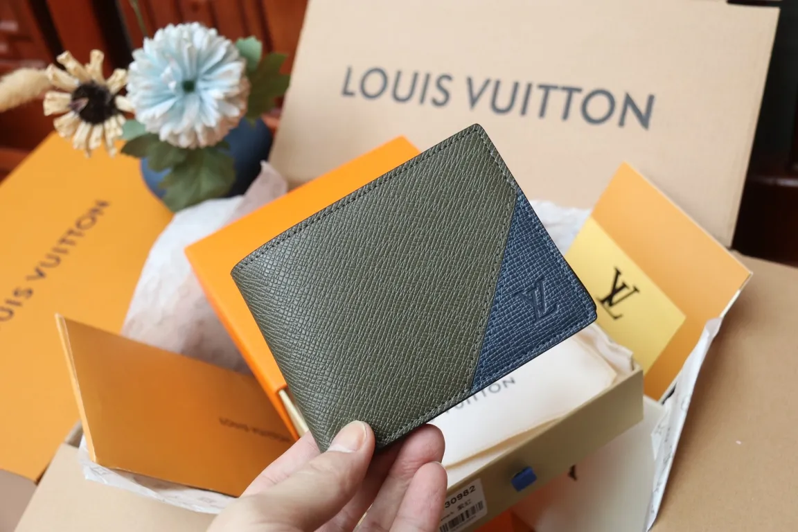M30982 MULTIPLE WALLET💰280 This Multiple wallet uses traditional inlays, meticulously splicing Taïga leather, and then injects contemporary colors with V-shaped inlays to pay tribute to Louis Vuitton's heritage of craftsmanship. Equipped with card slots and compartments, it is a daily companion for modern people. 11.5 x 9 x 1.5 cm