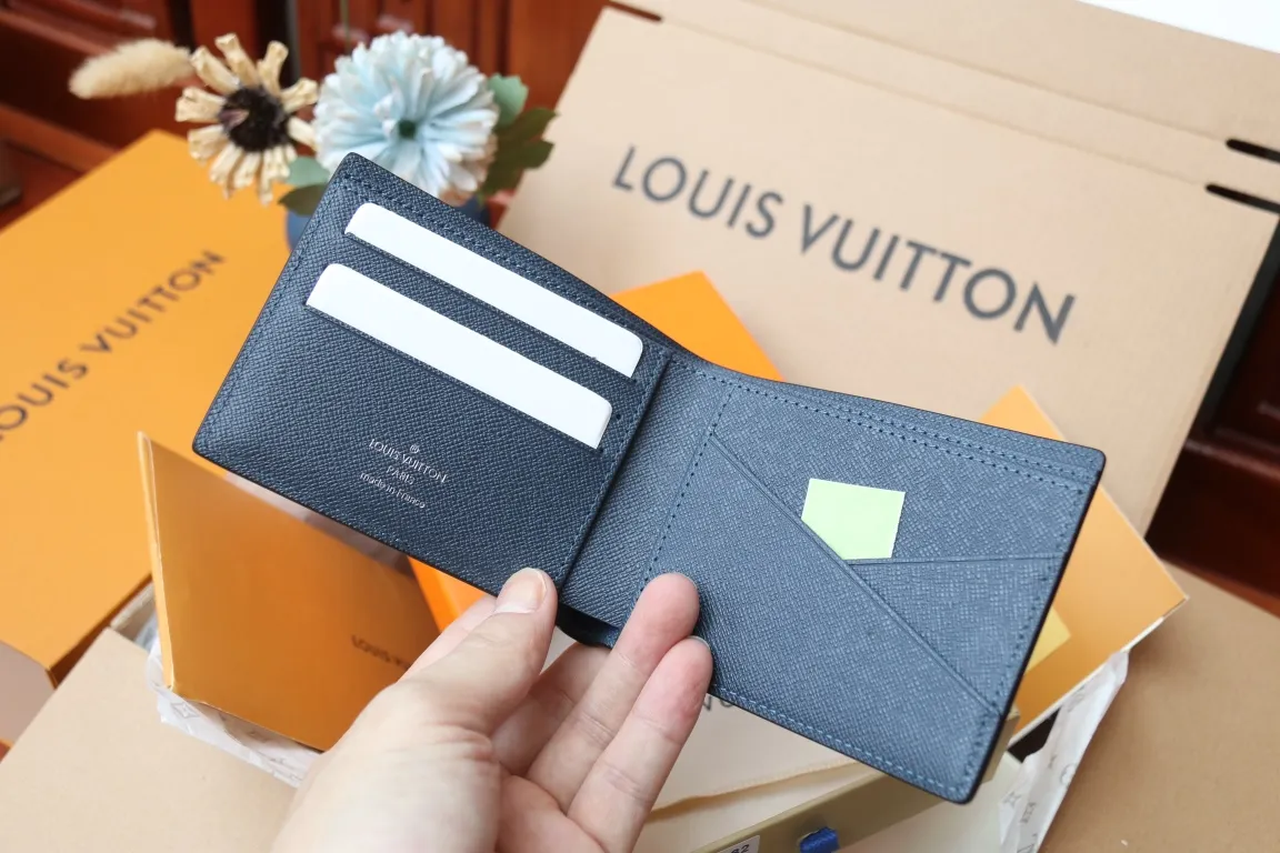 M30982 MULTIPLE WALLET💰280 This Multiple wallet uses traditional inlays, meticulously splicing Taïga leather, and then injects contemporary colors with V-shaped inlays to pay tribute to Louis Vuitton's heritage of craftsmanship. Equipped with card slots and compartments, it is a daily companion for modern people. 11.5 x 9 x 1.5 cm